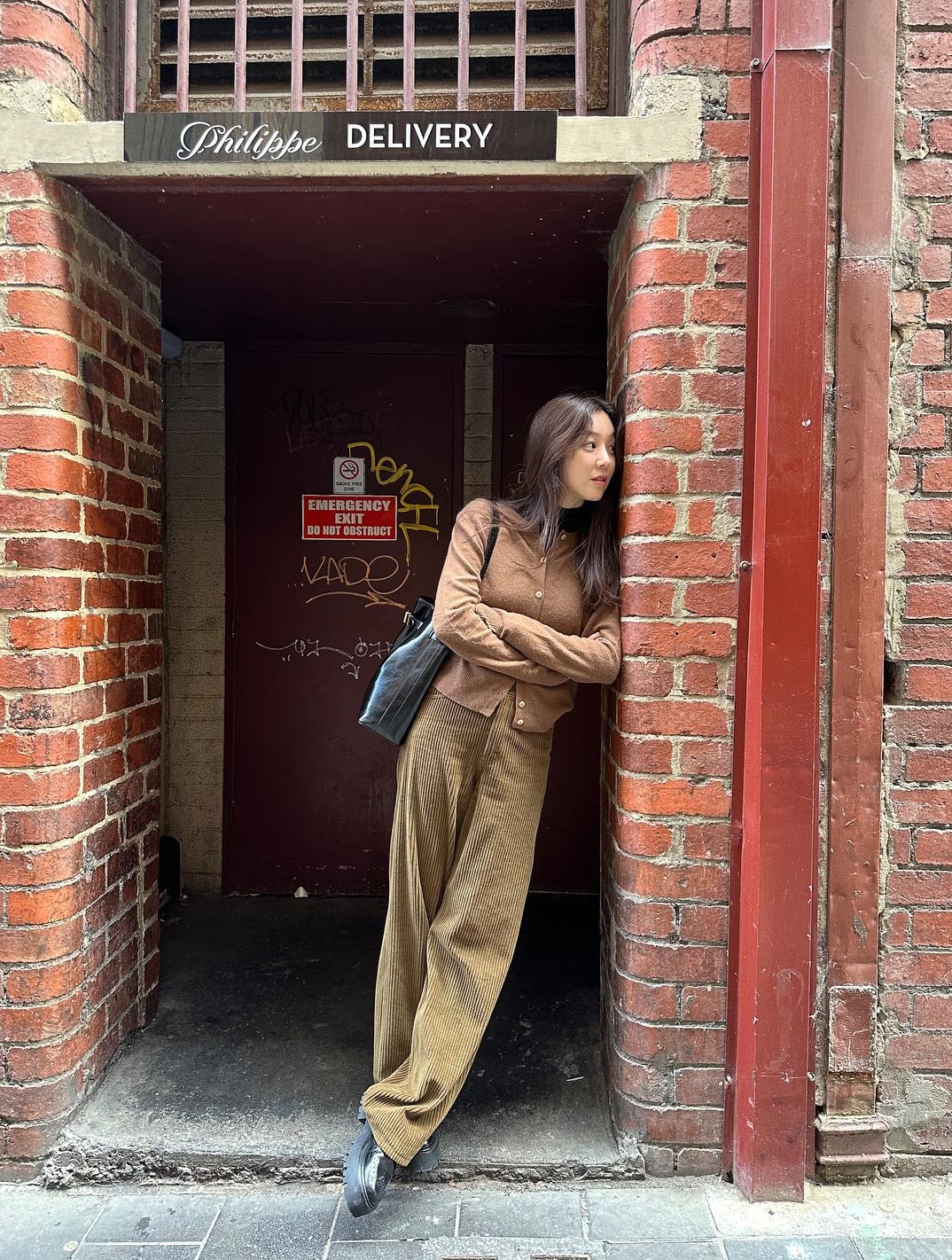 Phụ nữ trên 40 tuổi chỉ cần biết đúng 4 cách mặc áo len là sành điệu mọi lúc- Ảnh 8.