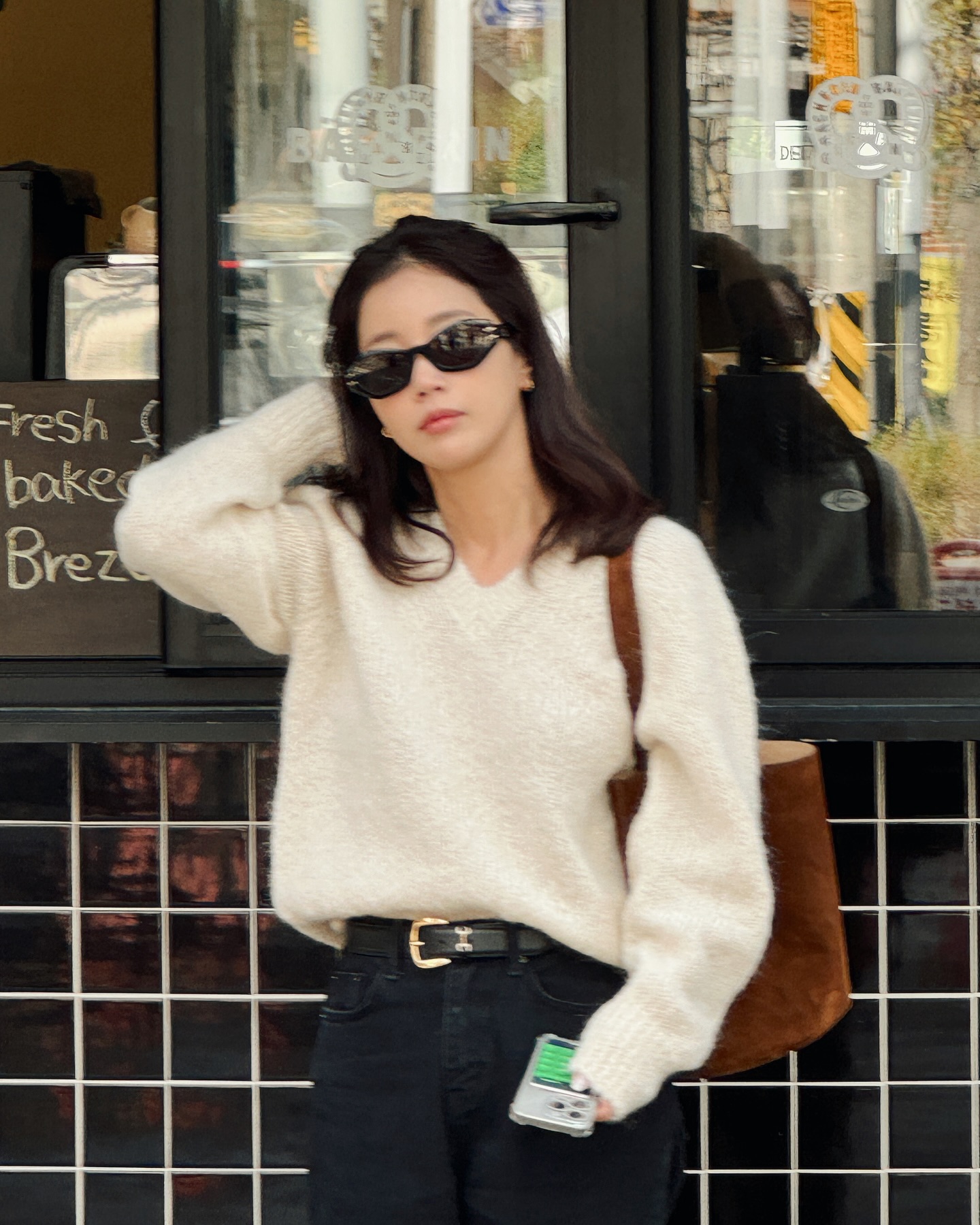 Phụ nữ trên 40 tuổi chỉ cần biết đúng 4 cách mặc áo len là sành điệu mọi lúc- Ảnh 1.