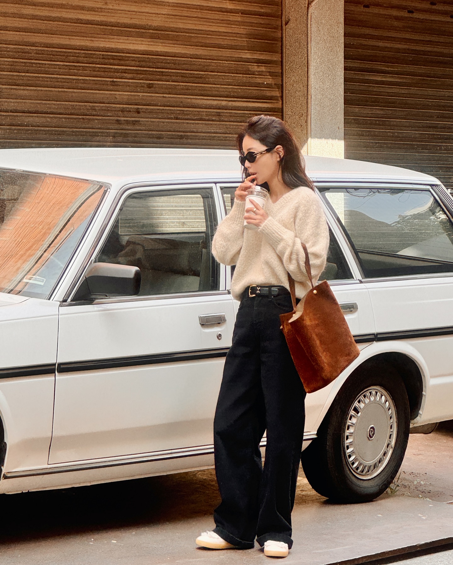 Phụ nữ trên 40 tuổi chỉ cần biết đúng 4 cách mặc áo len là sành điệu mọi lúc- Ảnh 2.