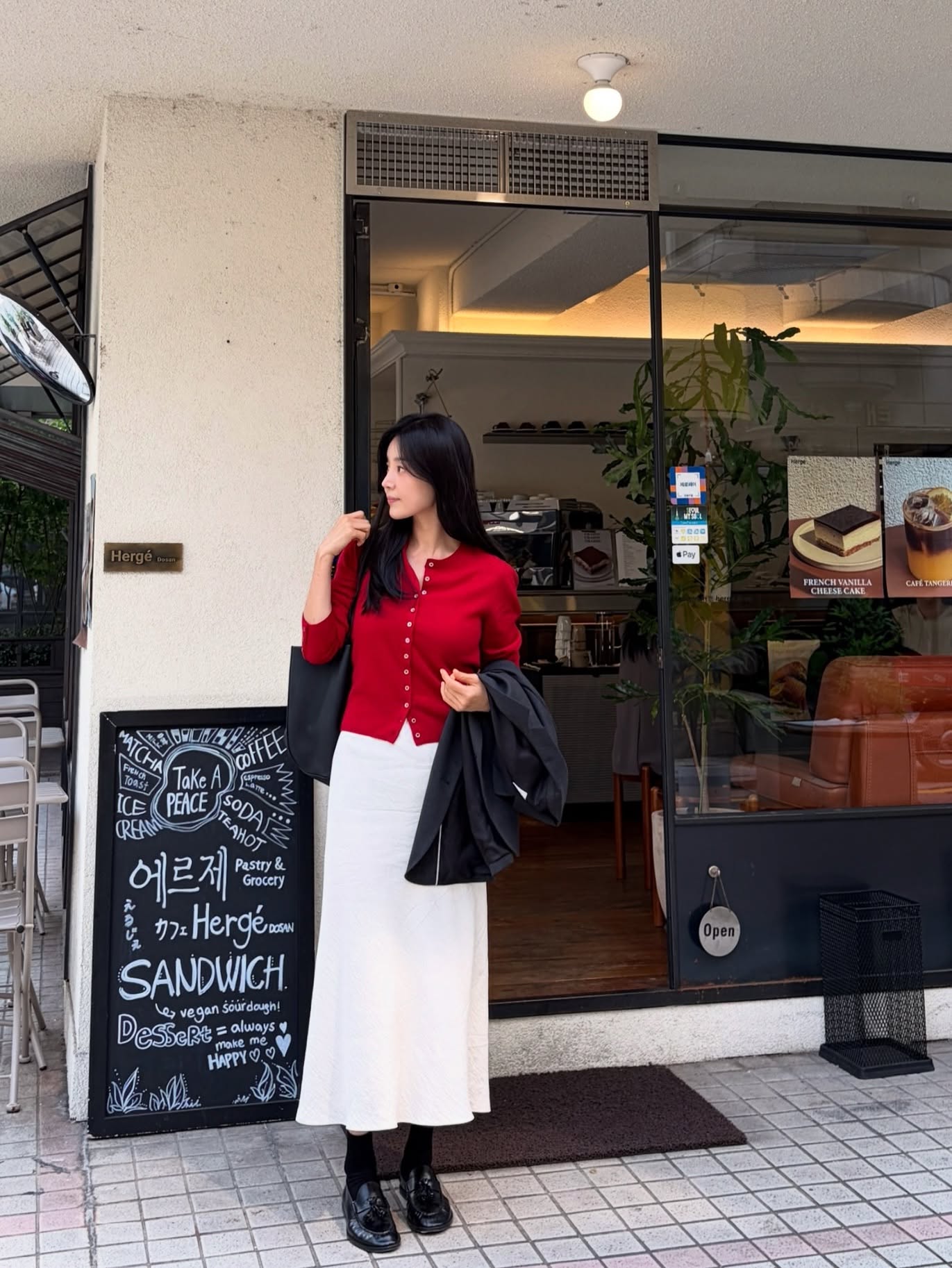 Phụ nữ trên 40 tuổi chỉ cần biết đúng 4 cách mặc áo len là sành điệu mọi lúc- Ảnh 3.