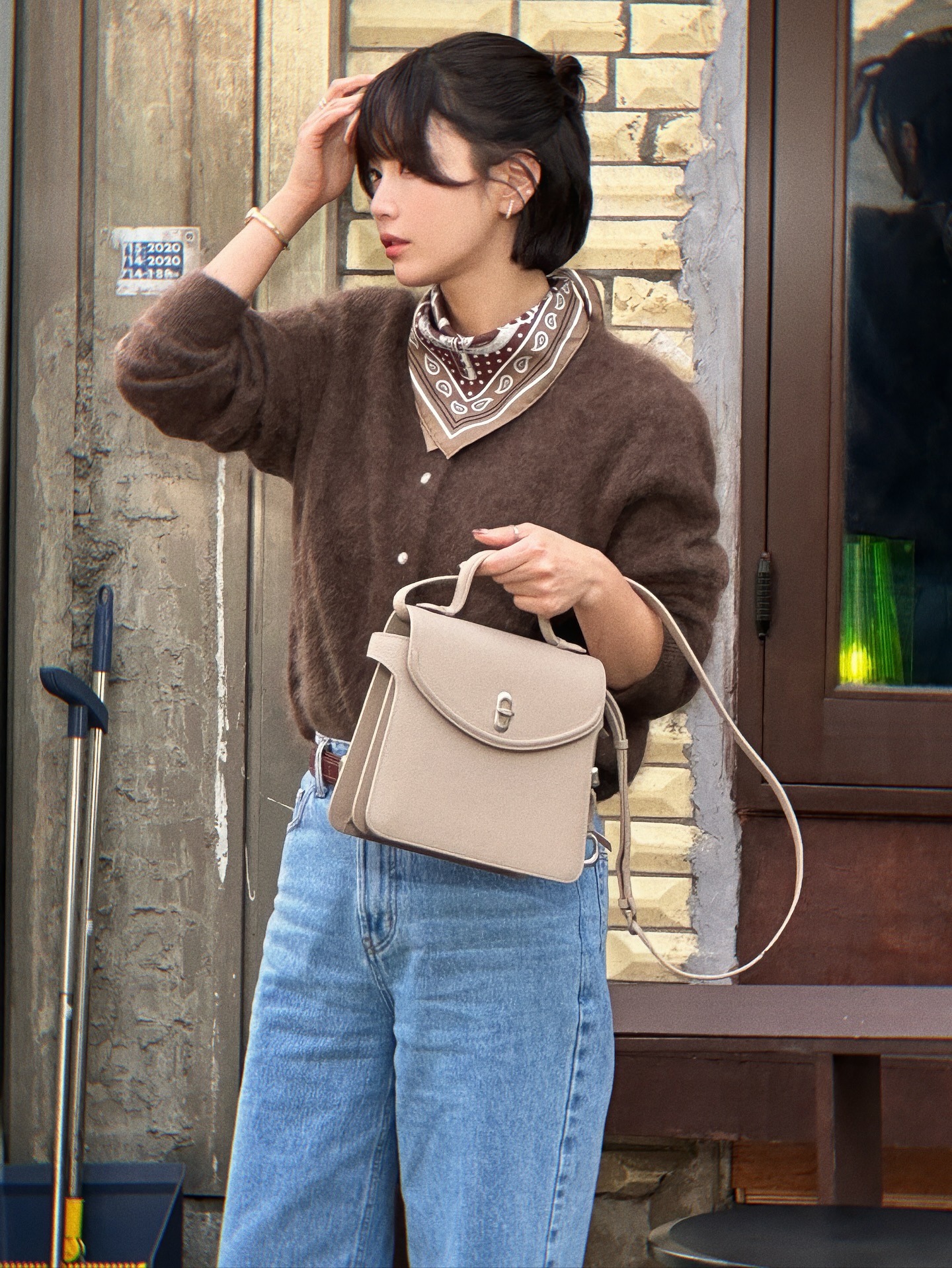 Phụ nữ trên 40 tuổi chỉ cần biết đúng 4 cách mặc áo len là sành điệu mọi lúc- Ảnh 5.