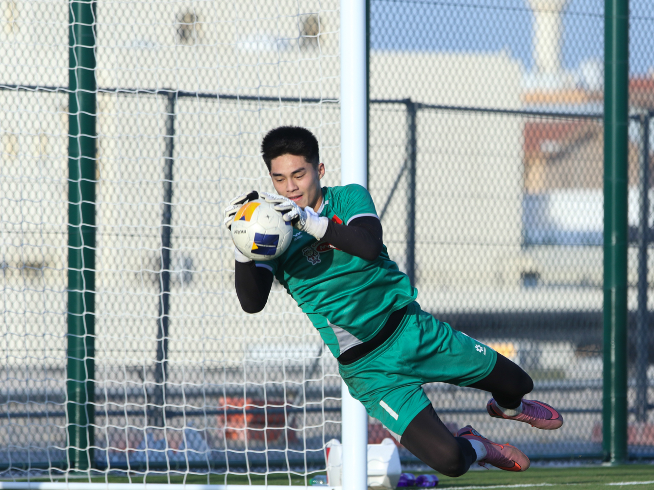 Thủ môn hotboy U23 Việt Nam Trần Trung Kiên được gợi ý đi thi Nam vương, lúc đau đớn visual vẫn điển trai tuyệt đối!- Ảnh 7.