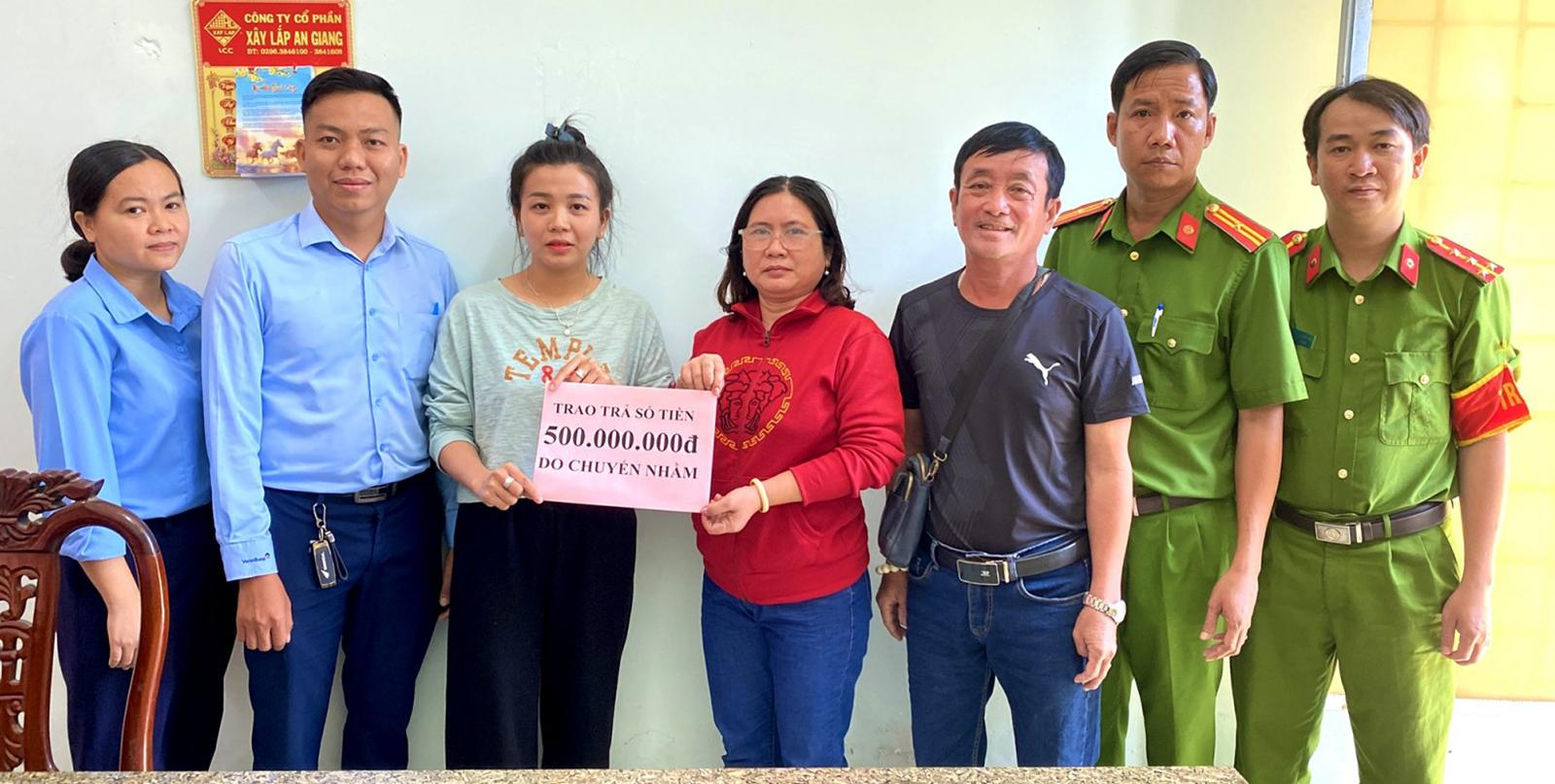 Hai vợ chồng cùng đến ngân hàng VietinBank chuyển khoản 500 triệu đồng: Không lâu sau công an mời làm việc - Ảnh 1.