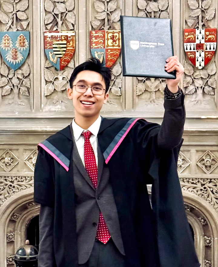 Từ căn nhà nhỏ với mẹ làm học sinh đầu tiên đến bằng thạc sĩ Anh xuất sắc- Ảnh 1.