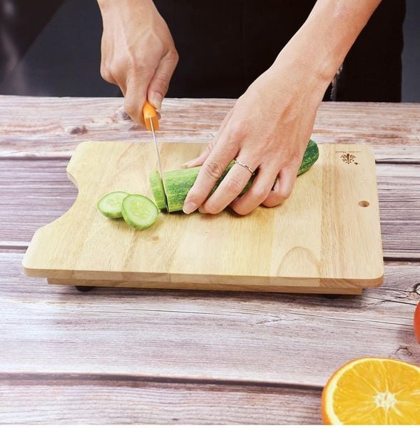 Hơn 90% người dùng không biết công dụng của chiếc rãnh nhỏ trên thân thớt gỗ- Ảnh 2.