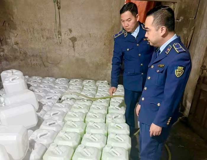 Sau vụ pate Cột Đèn Hải Phòng của công ty cổ phần Đồ hộp Hạ Long, cơ quan chức năng tiếp tục phát hiện và thu giữ lô hàng thực phẩm không hóa đơn chứng từ - Ảnh 1.