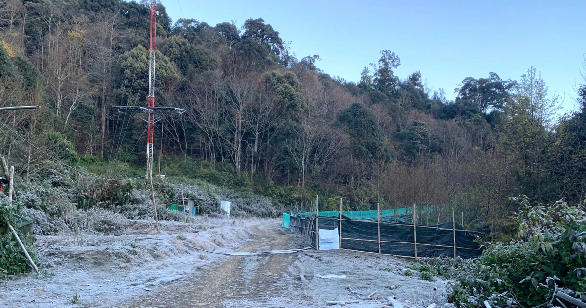 Ngoài Fansipan, Mẫu Sơn, hôm nay băng giá xuất hiện ở cả điểm miền Trung này - Ảnh 6.