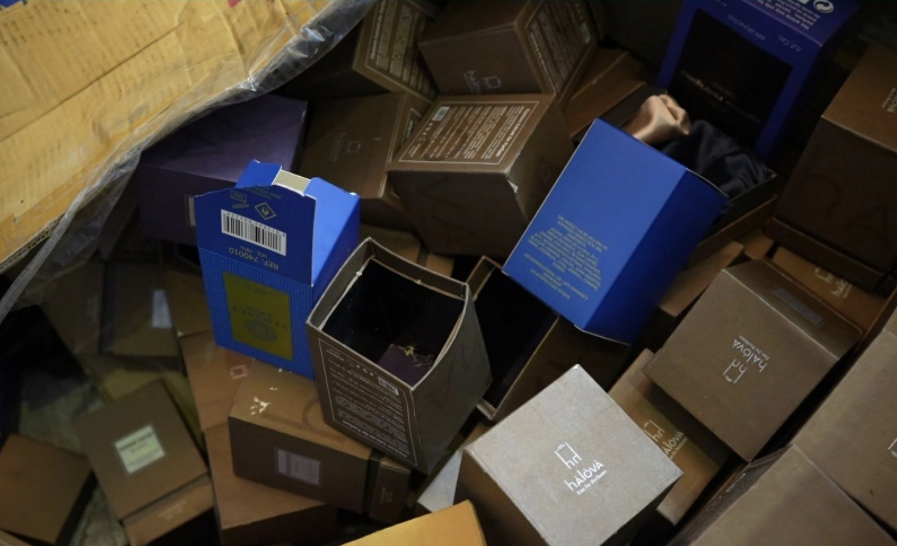 Giám đốc Công ty HALOVA sản xuất nước hoa giả bị bắt giữ tại TPHCM - Ảnh 3. Giám đốc Công ty HALOVA sản xuất nước hoa giả bị bắt giữ tại TPHCM - Ảnh 3.