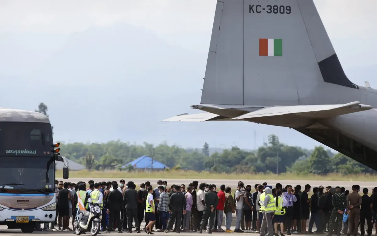 Công dân Ấn Độ bị nghi từng làm việc tại các trung tâm lừa đảo ở Myanmar lên máy bay hồi hương từ Thái Lan, ngày 6/11/2025 (Ảnh: AP)
