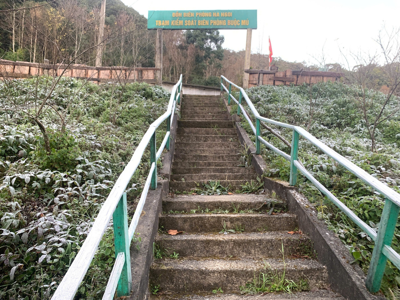 Ngoài Fansipan, Mẫu Sơn, hôm nay băng giá xuất hiện ở cả điểm miền Trung này - Ảnh 5.