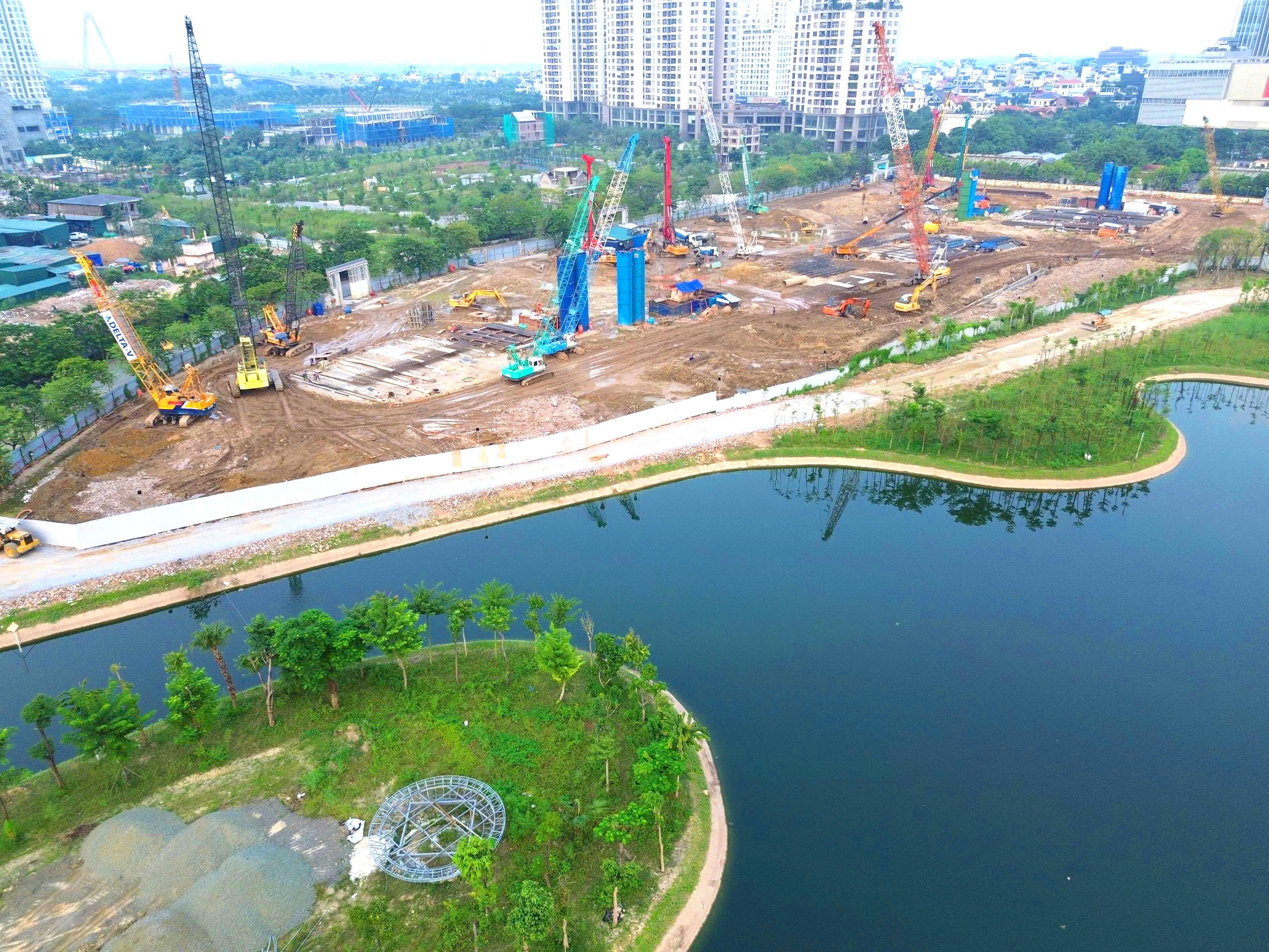 Soi tiến độ siêu dự án nằm tại khu đô thị "nhà giàu" có giá đất đắt đỏ bậc nhất Thủ đô, chỉ cách Hồ Tây vài phút di chuyển, sát công viên gần 70ha, kết nối loạt tuyến metro  - Ảnh 4.