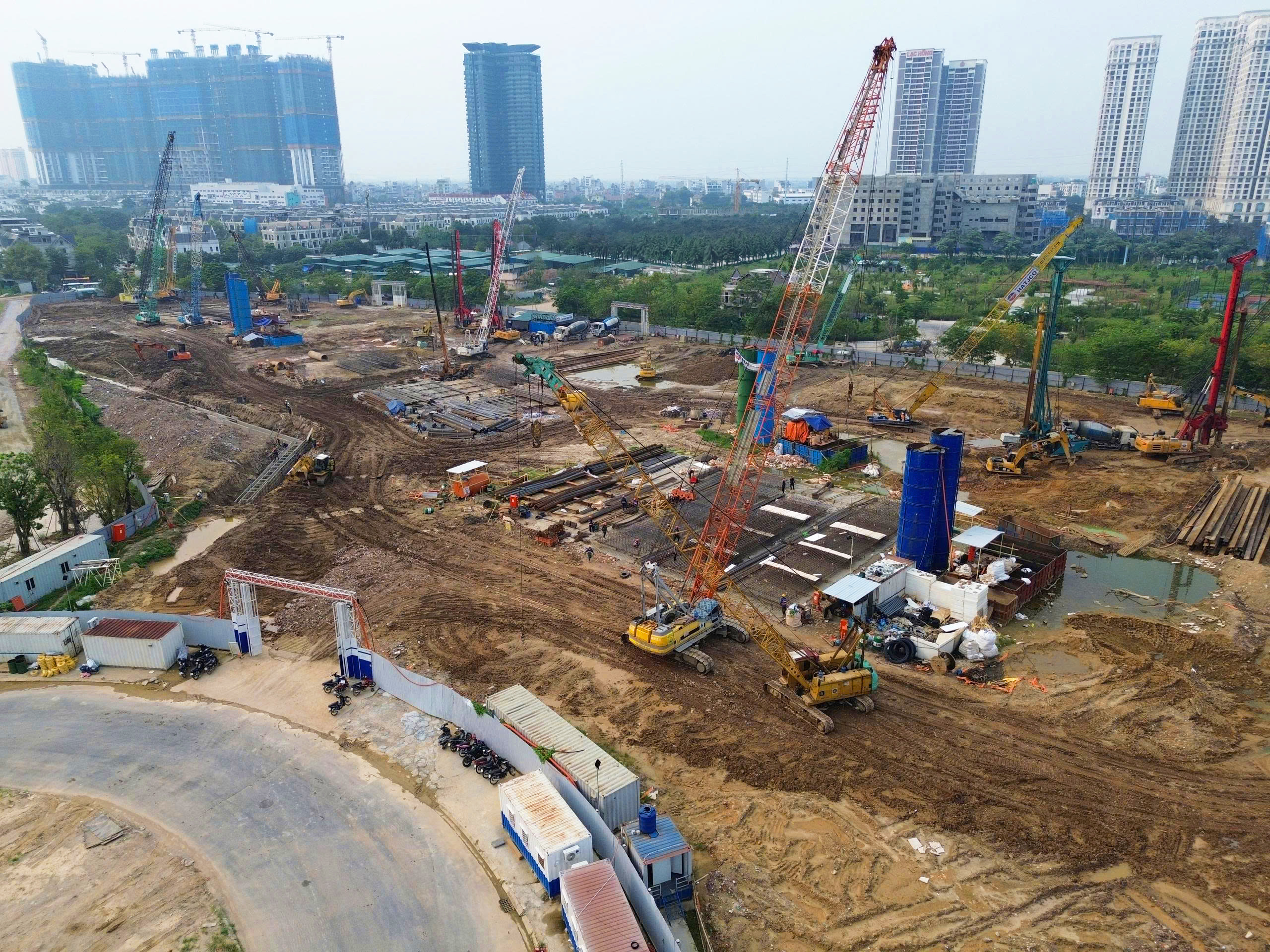 Soi tiến độ siêu dự án nằm tại khu đô thị "nhà giàu" có giá đất đắt đỏ bậc nhất Thủ đô, chỉ cách Hồ Tây vài phút di chuyển, sát công viên gần 70ha, kết nối loạt tuyến metro  - Ảnh 7.