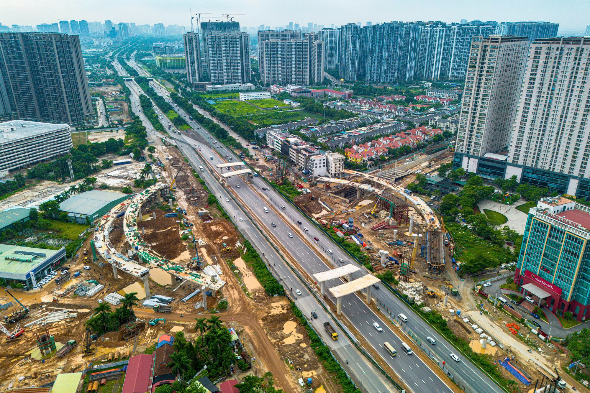 Ngay giữa Đại lộ dài nhất, rộng nhất Việt Nam với 16 làn xe đẹp như Châu Âu đang hình thành 1 nút giao hiện đại, thiết kế đẹp mắt, nằm gần loạt đại đô thị của
