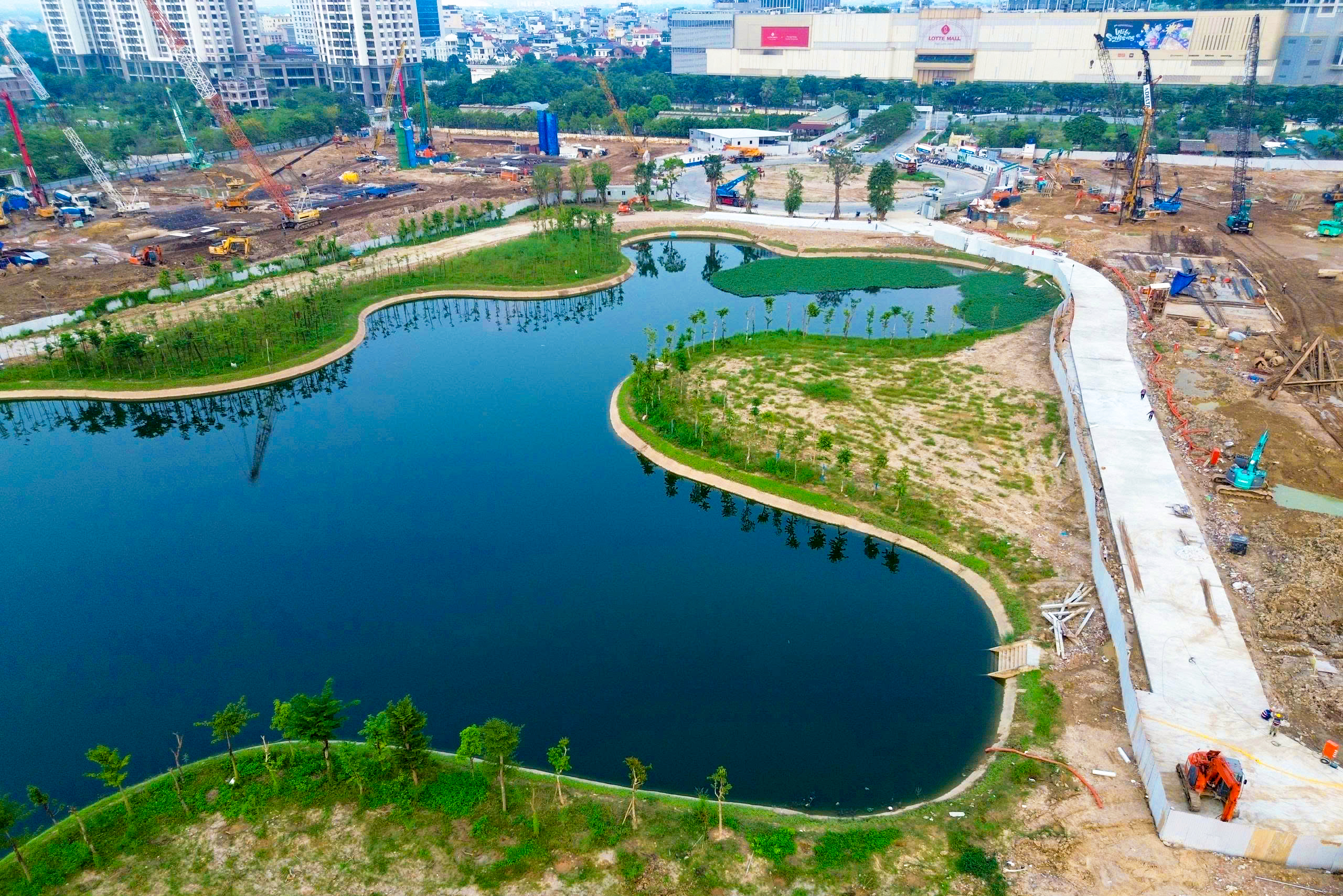 Soi tiến độ siêu dự án nằm tại khu đô thị "nhà giàu" có giá đất đắt đỏ bậc nhất Thủ đô, chỉ cách Hồ Tây vài phút di chuyển, sát công viên gần 70ha, kết nối loạt tuyến metro  - Ảnh 1.
