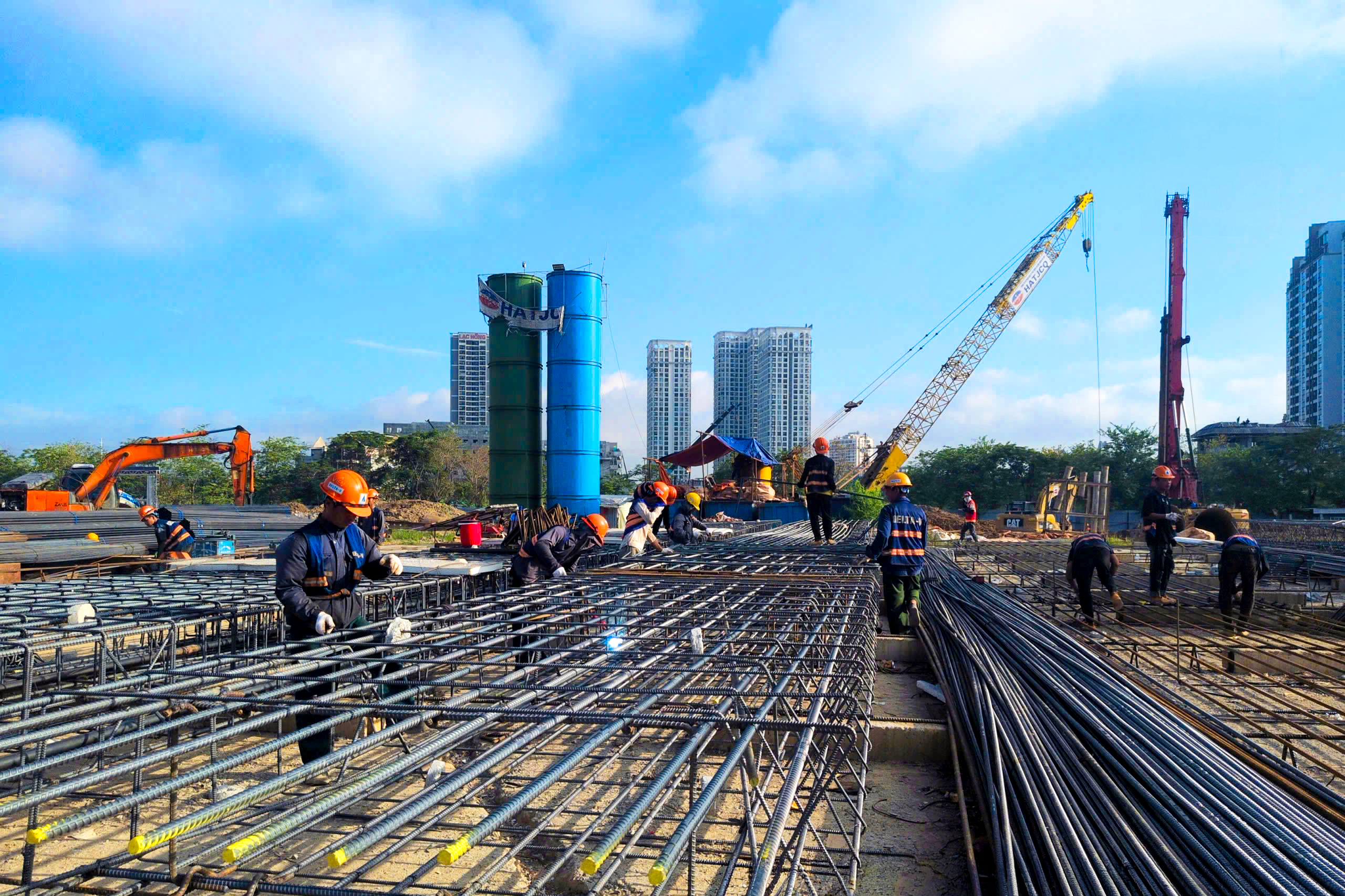 Soi tiến độ siêu dự án nằm tại khu đô thị "nhà giàu" có giá đất đắt đỏ bậc nhất Thủ đô, chỉ cách Hồ Tây vài phút di chuyển, sát công viên gần 70ha, kết nối loạt tuyến metro  - Ảnh 5.