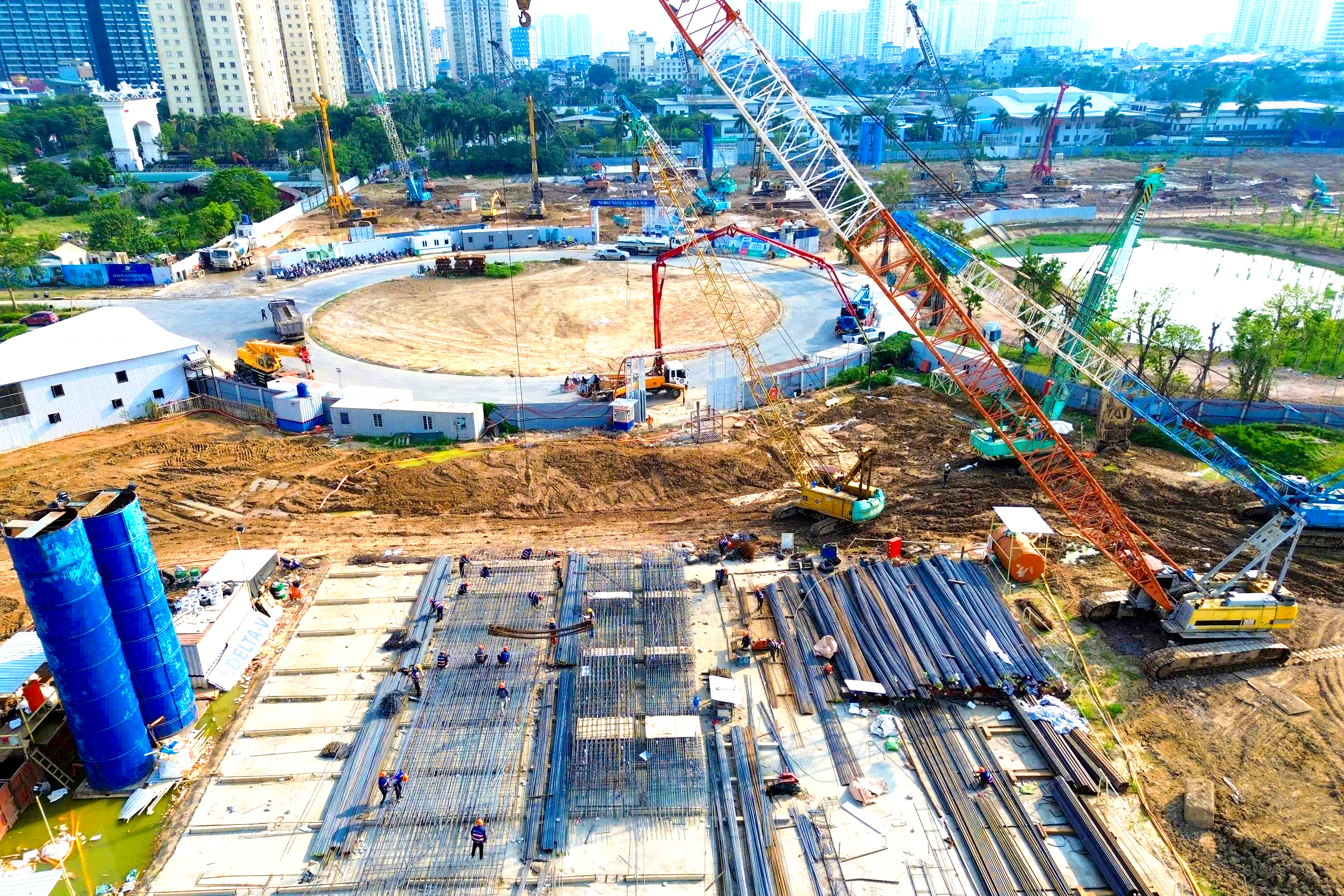 Soi tiến độ siêu dự án nằm tại khu đô thị "nhà giàu" có giá đất đắt đỏ bậc nhất Thủ đô, chỉ cách Hồ Tây vài phút di chuyển, sát công viên gần 70ha, kết nối loạt tuyến metro  - Ảnh 3.