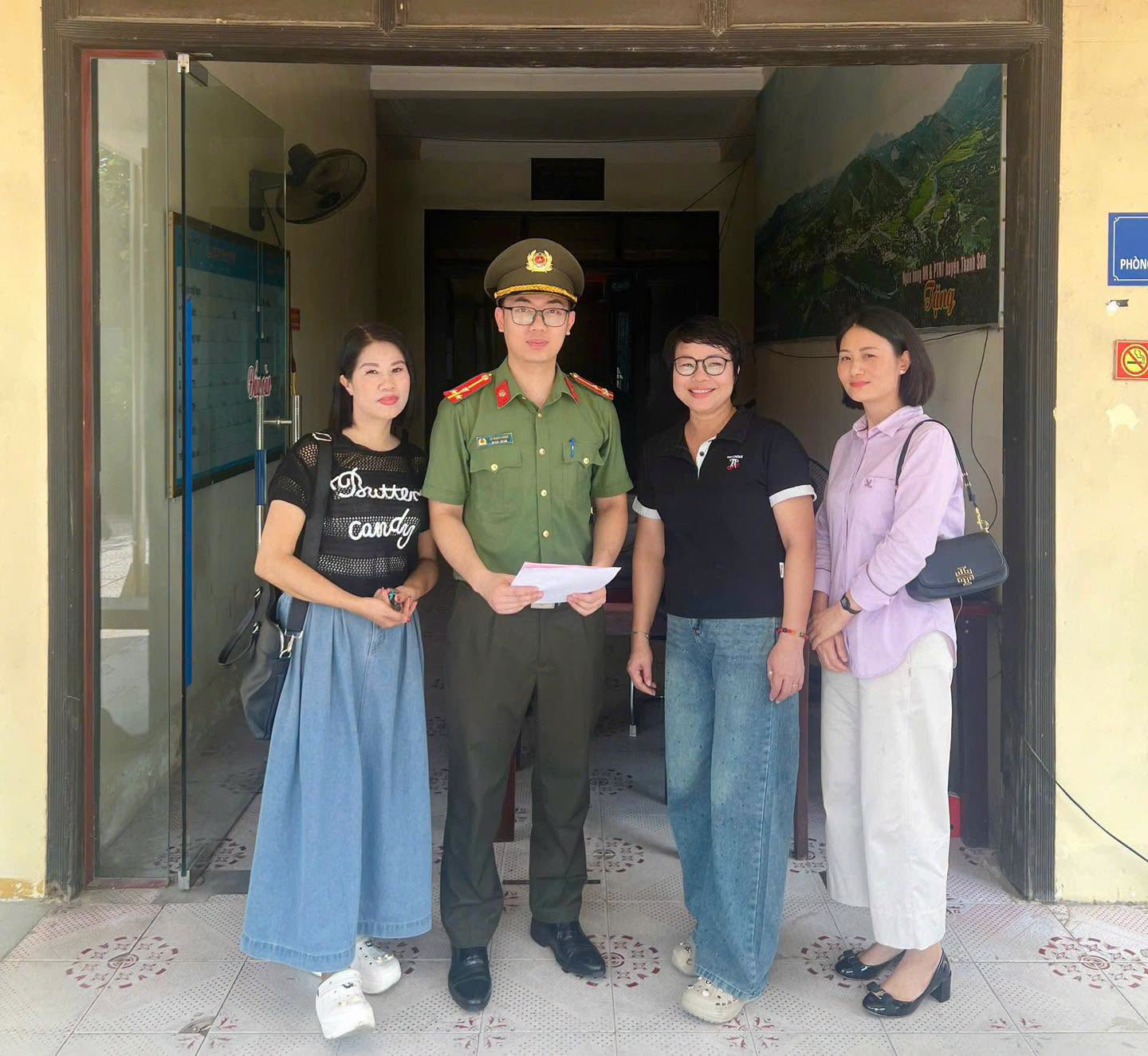 Tài khoản VietinBank phát sinh giao dịch 140,2 triệu đồng lúc 11h40 với nội dung “NOP TIEN; Tai Quay”, chị Trần Thị Thuận SN 1981 lập tức báo công an- Ảnh 1.