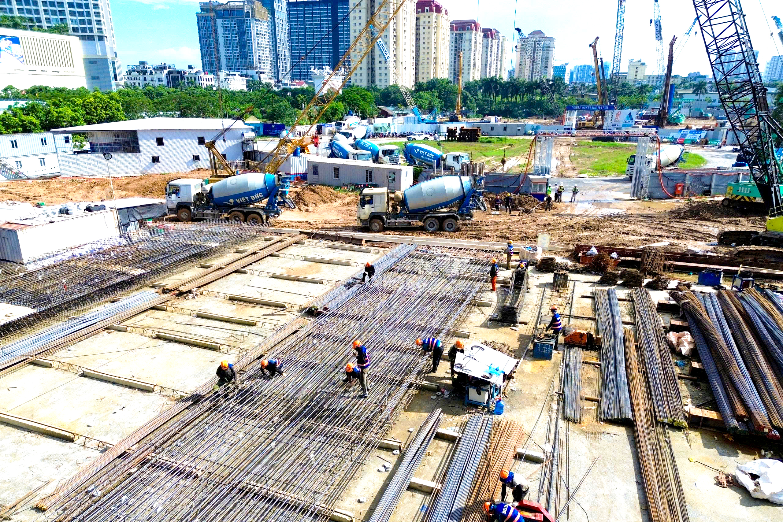 Soi tiến độ siêu dự án nằm tại khu đô thị "nhà giàu" có giá đất đắt đỏ bậc nhất Thủ đô, chỉ cách Hồ Tây vài phút di chuyển, sát công viên gần 70ha, kết nối loạt tuyến metro  - Ảnh 2.