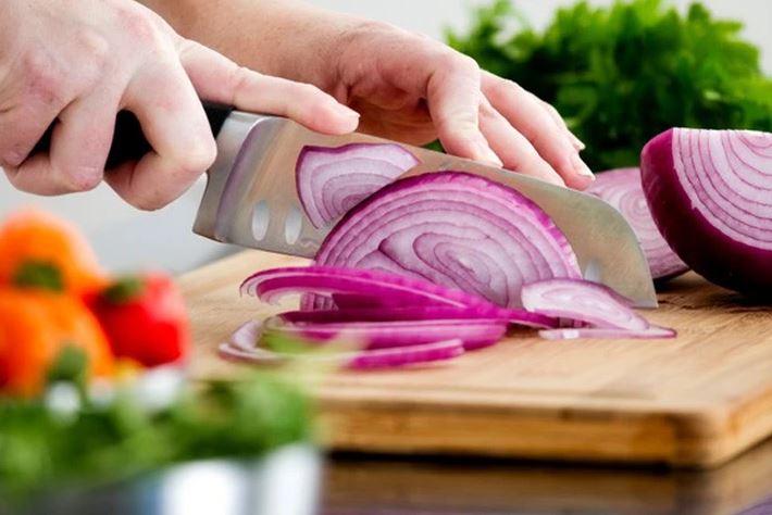Ăn hành tây sống mỗi ngày để phòng bệnh, người đàn ông 45 tuổi bất ngờ khi đi khám - Ảnh 1.