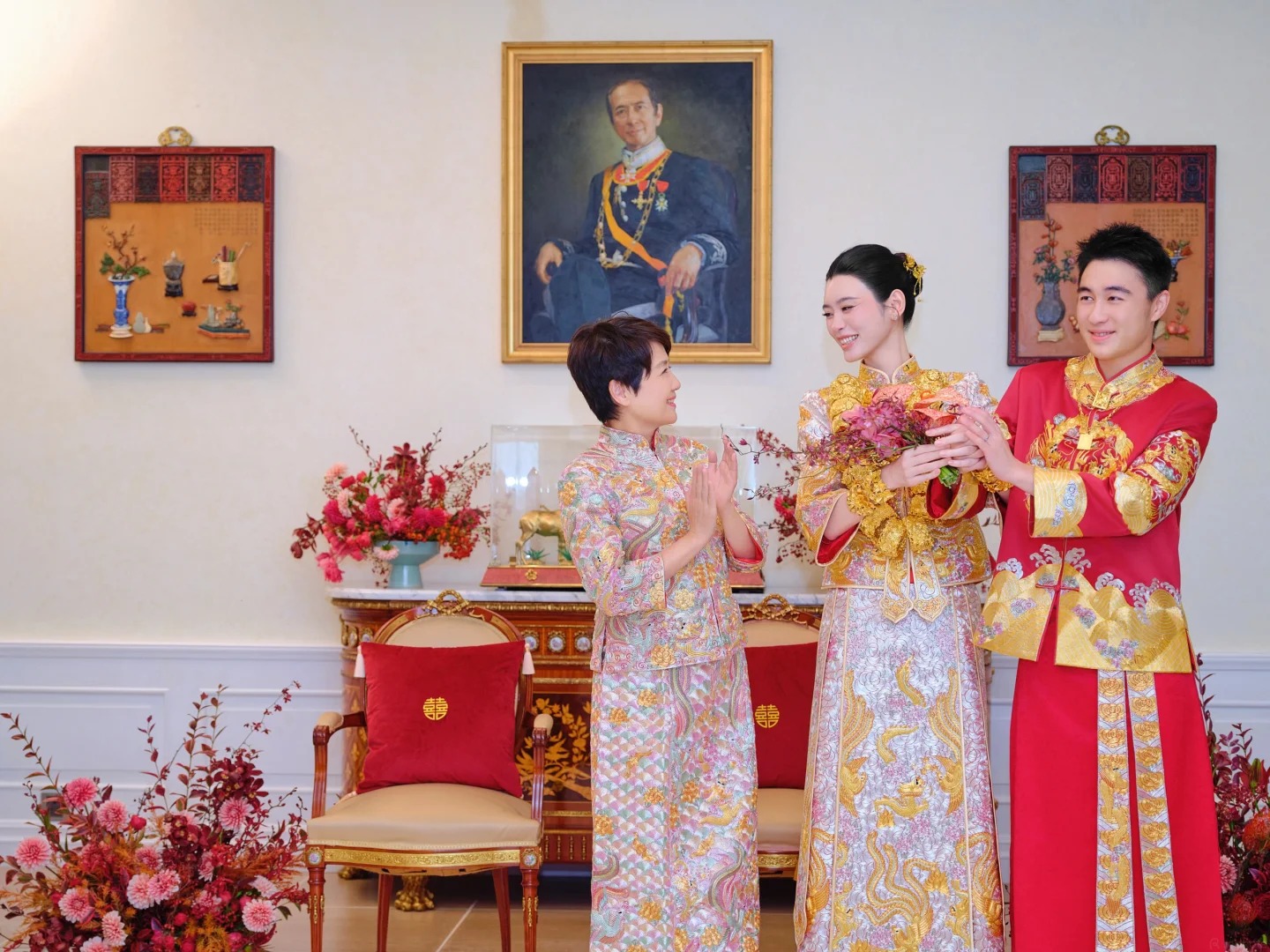 Dâu hào môn Hề Mộng Dao khoe bộ long phụng dát vàng trong Đám cưới 2026 - Ảnh 3.