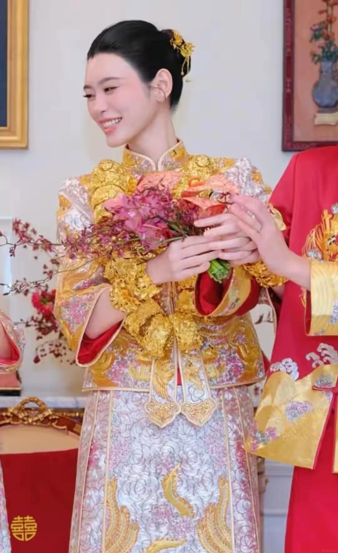 Dâu hào môn Hề Mộng Dao khoe bộ long phụng dát vàng trong Đám cưới 2026 - Ảnh 10.