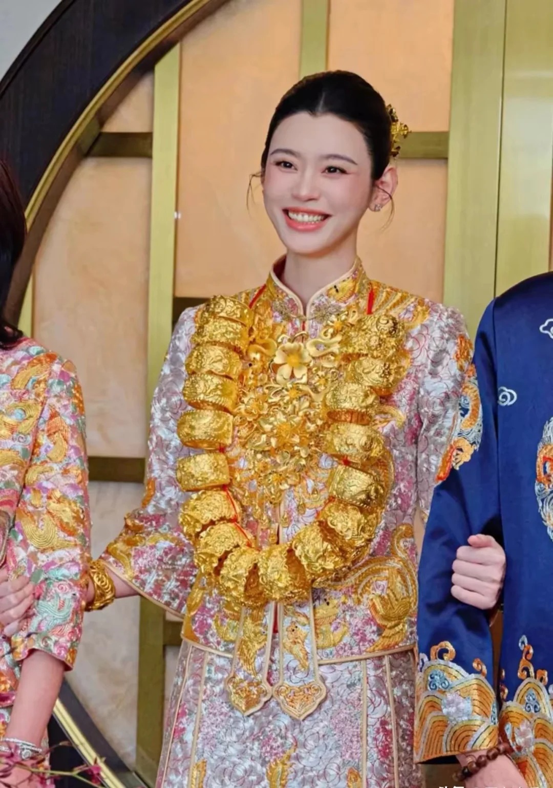 Dâu hào môn Hề Mộng Dao khoe bộ long phụng dát vàng trong Đám cưới 2026 - Ảnh 11.