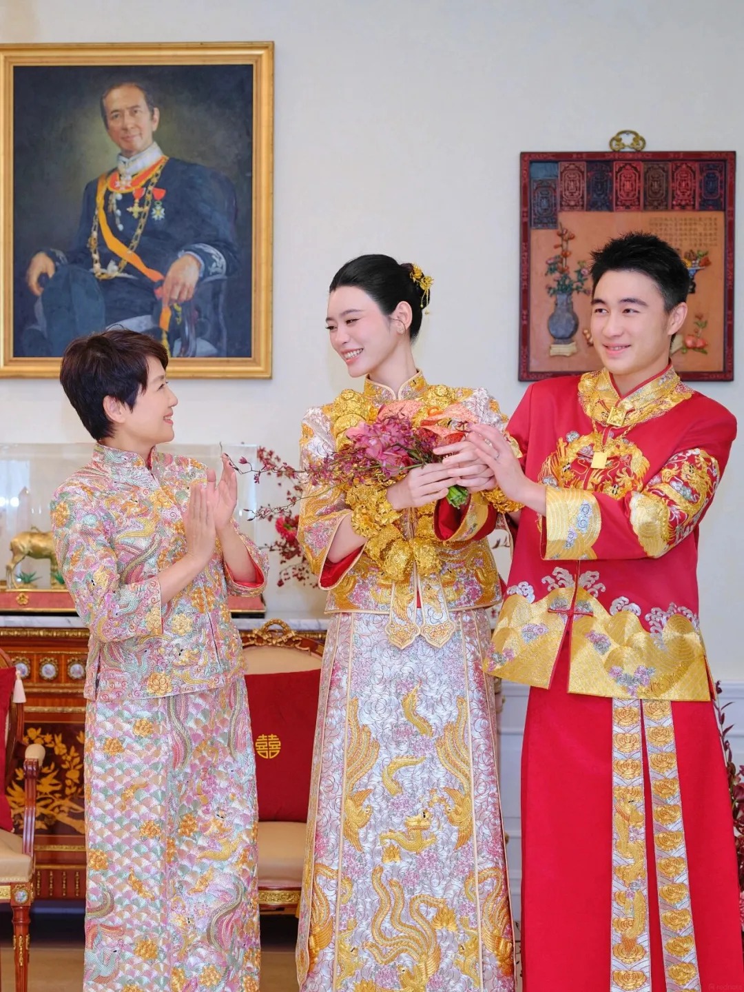 Dâu hào môn Hề Mộng Dao khoe bộ long phụng dát vàng trong Đám cưới 2026 - Ảnh 2.