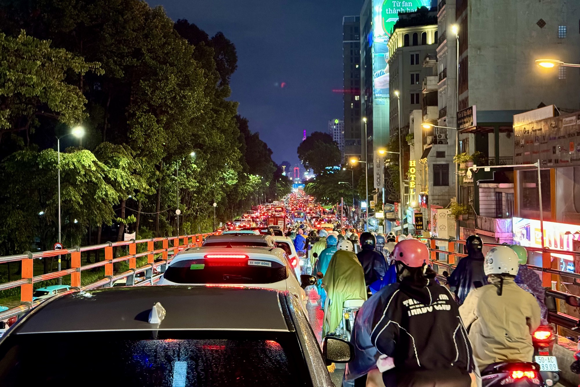 21h nhưng nhiều người tan làm từ chiều vẫn chưa thể về nhà: Các tuyến đường ùn tắc nghiêm trọng trong mưa lớn - Ảnh 2.