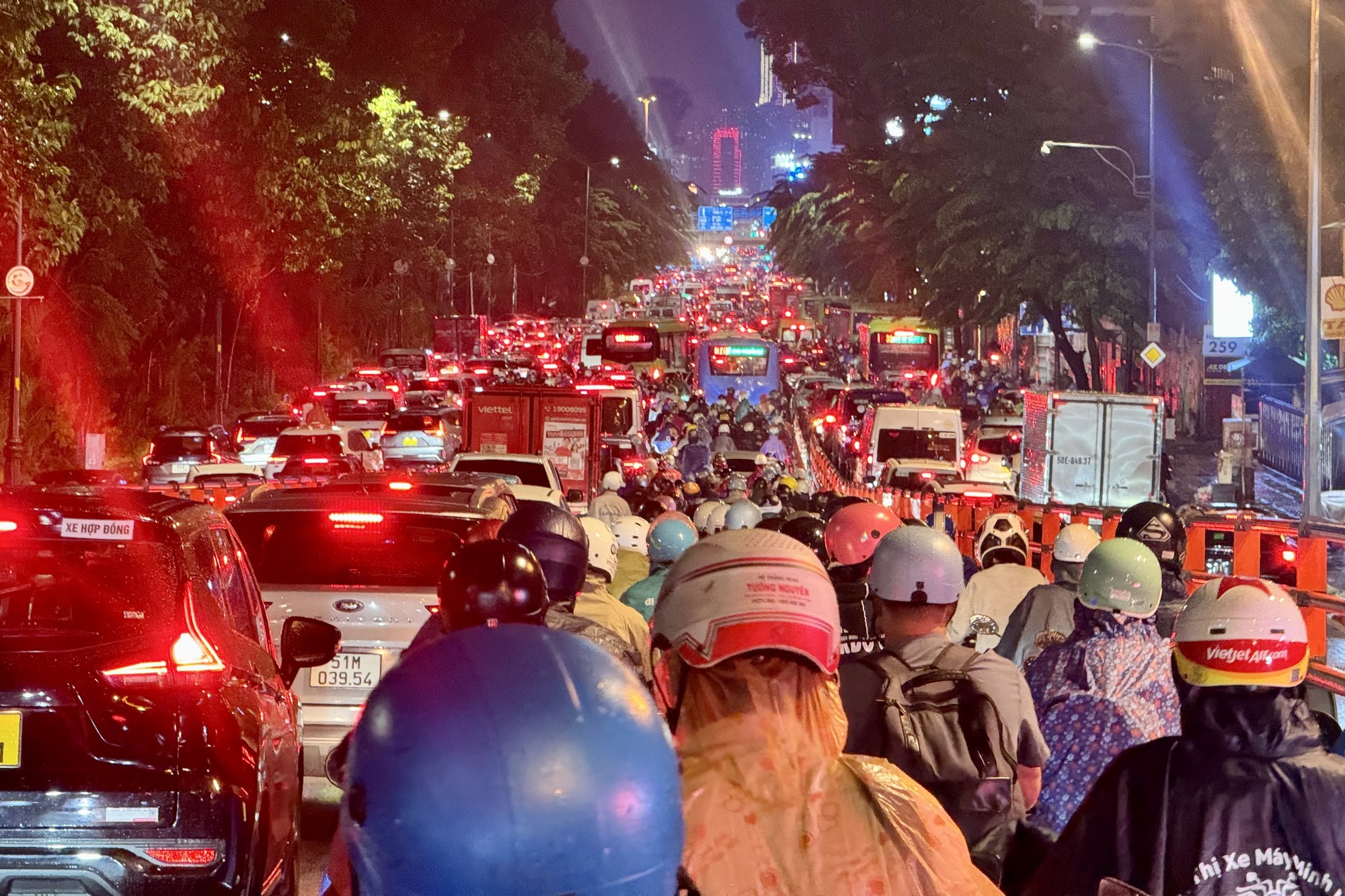 21h nhưng nhiều người tan làm từ chiều vẫn chưa thể về nhà: Các tuyến đường ùn tắc nghiêm trọng trong mưa lớn - Ảnh 1.