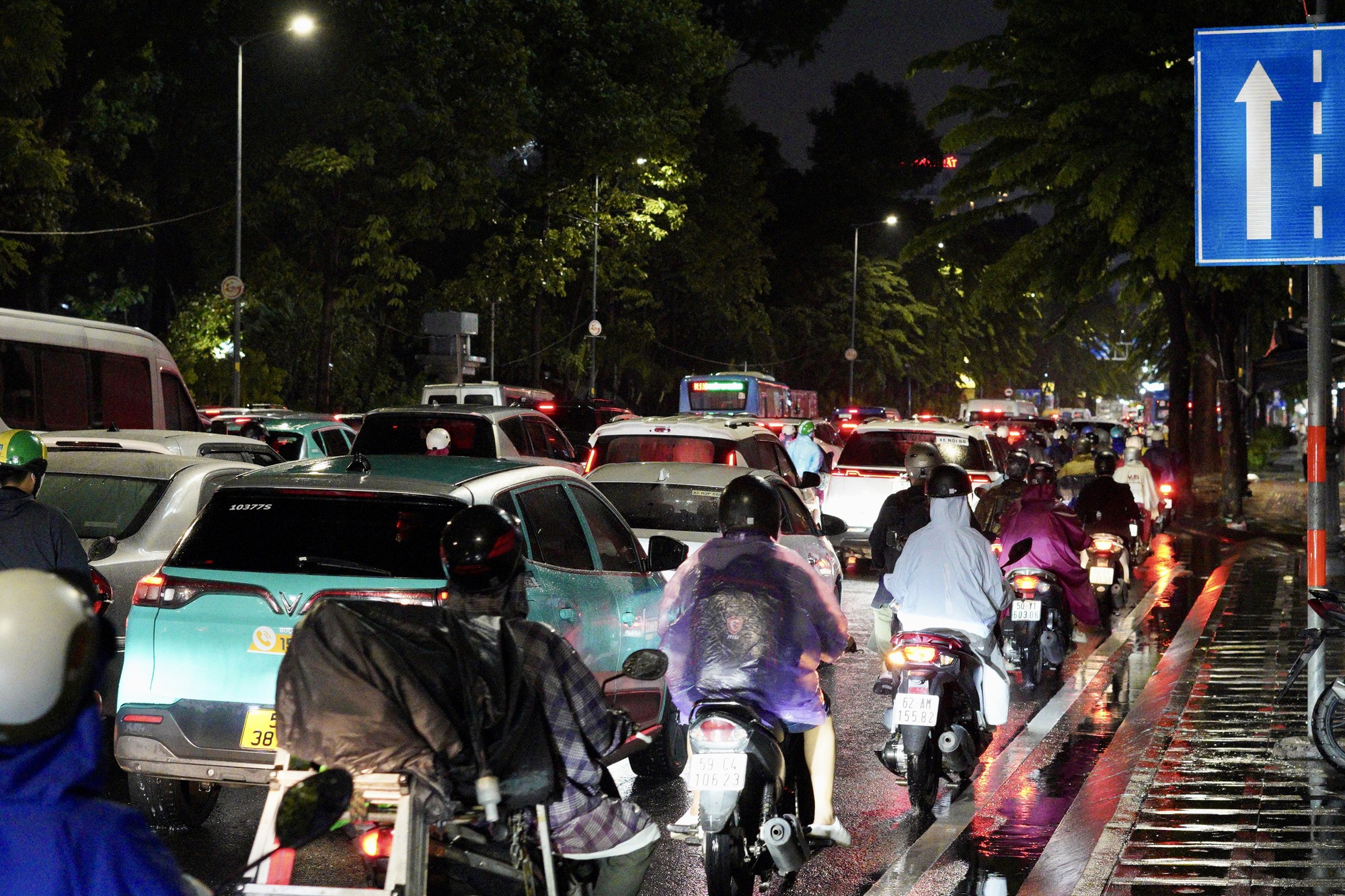 21h nhưng nhiều người tan làm từ chiều vẫn chưa thể về nhà: Các tuyến đường ùn tắc nghiêm trọng trong mưa lớn - Ảnh 3.