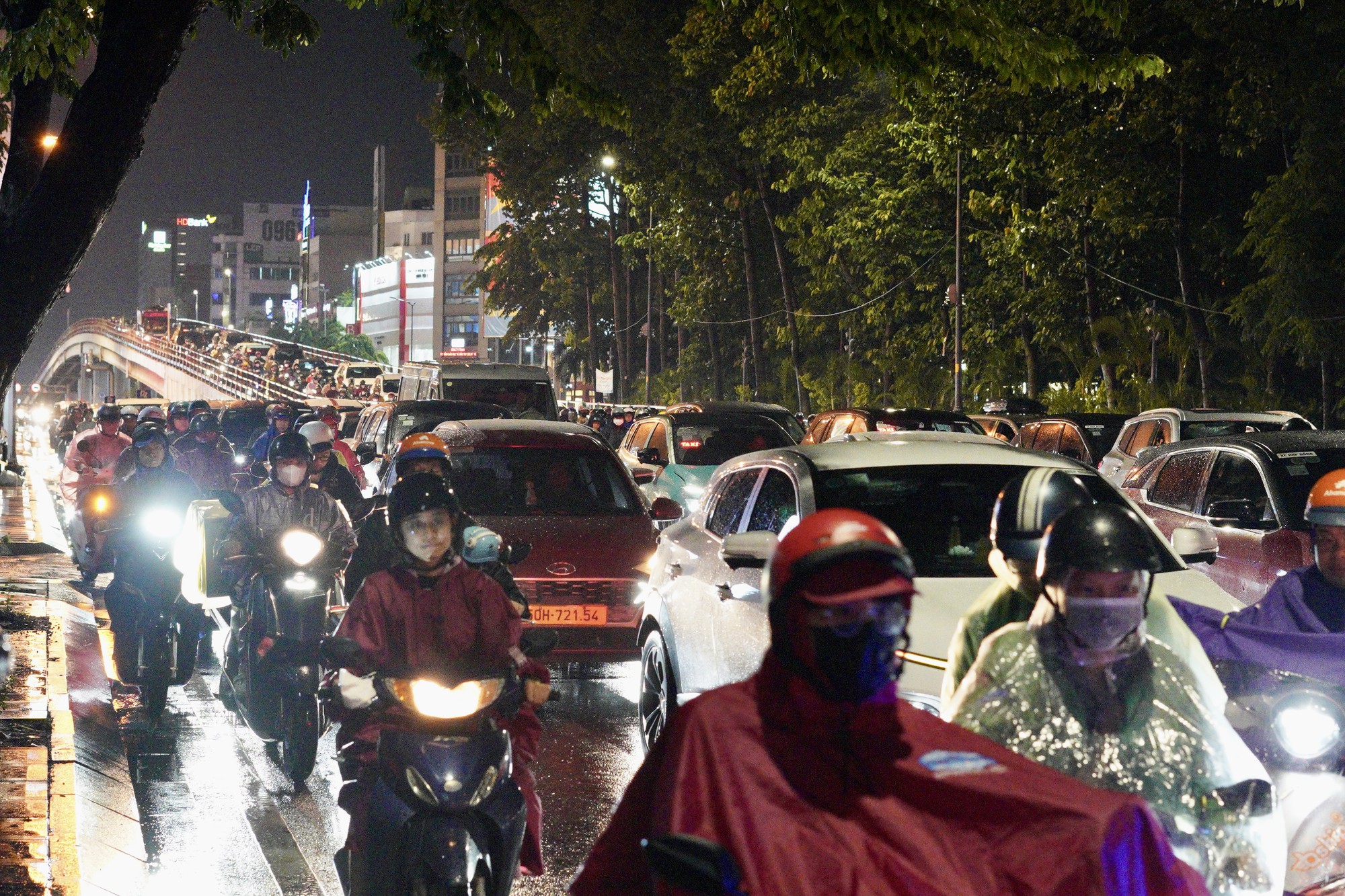 21h nhưng nhiều người tan làm từ chiều vẫn chưa thể về nhà: Các tuyến đường ùn tắc nghiêm trọng trong mưa lớn - Ảnh 4.