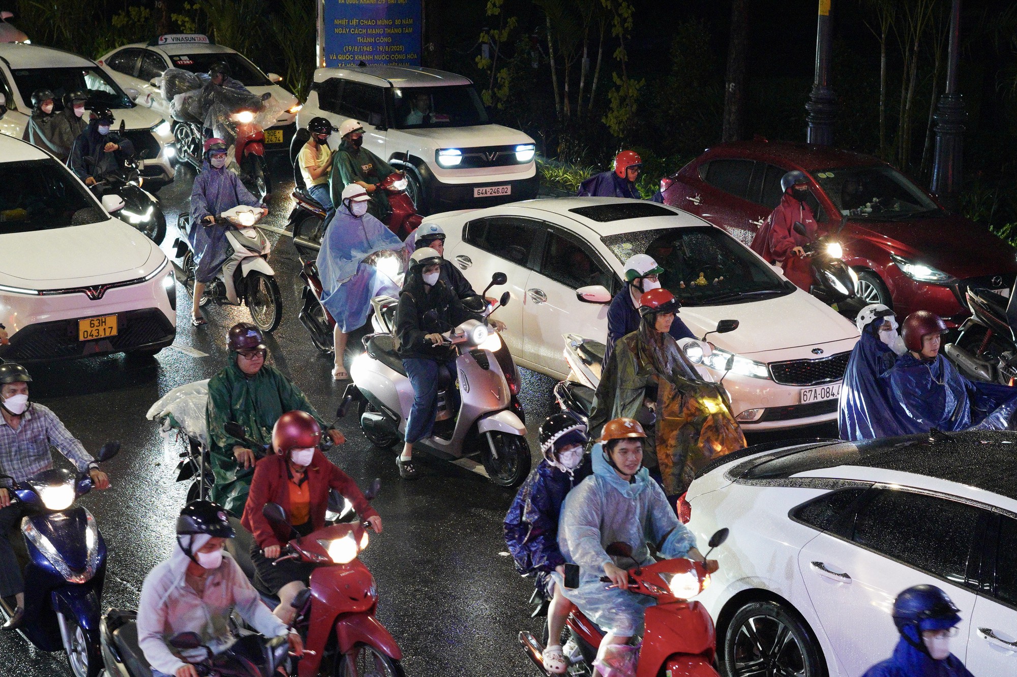21h nhưng nhiều người tan làm từ chiều vẫn chưa thể về nhà: Các tuyến đường ùn tắc nghiêm trọng trong mưa lớn - Ảnh 10.