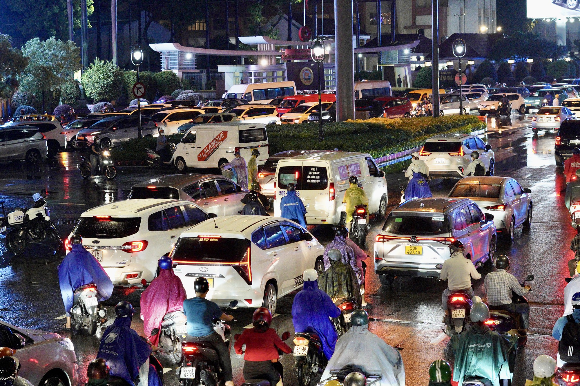 21h nhưng nhiều người tan làm từ chiều vẫn chưa thể về nhà: Các tuyến đường ùn tắc nghiêm trọng trong mưa lớn - Ảnh 9.