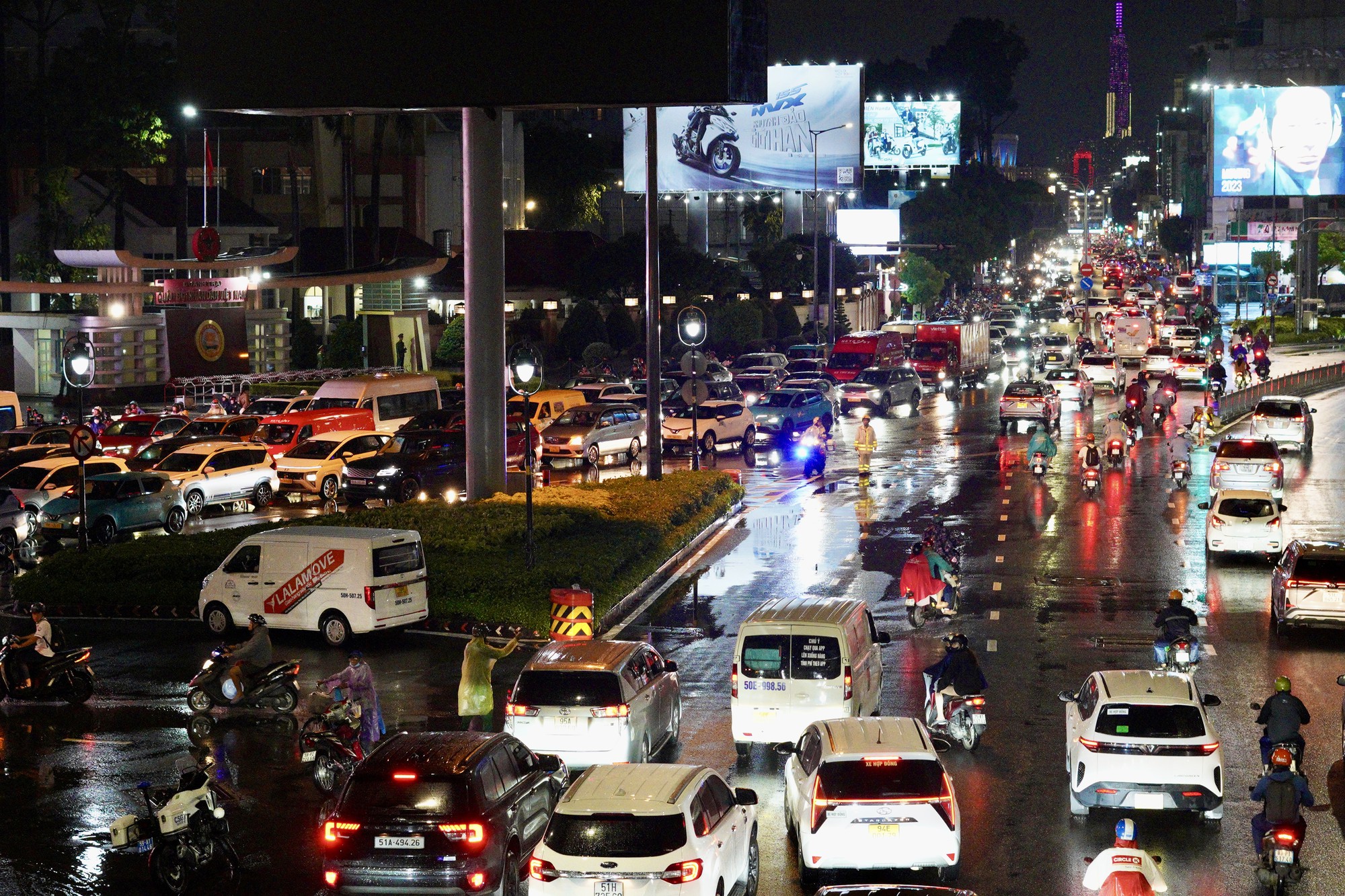 21h nhưng nhiều người tan làm từ chiều vẫn chưa thể về nhà: Các tuyến đường ùn tắc nghiêm trọng trong mưa lớn - Ảnh 8.