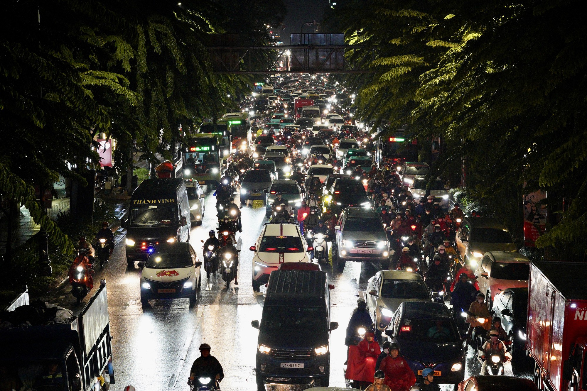21h nhưng nhiều người tan làm từ chiều vẫn chưa thể về nhà: Các tuyến đường ùn tắc nghiêm trọng trong mưa lớn - Ảnh 7.