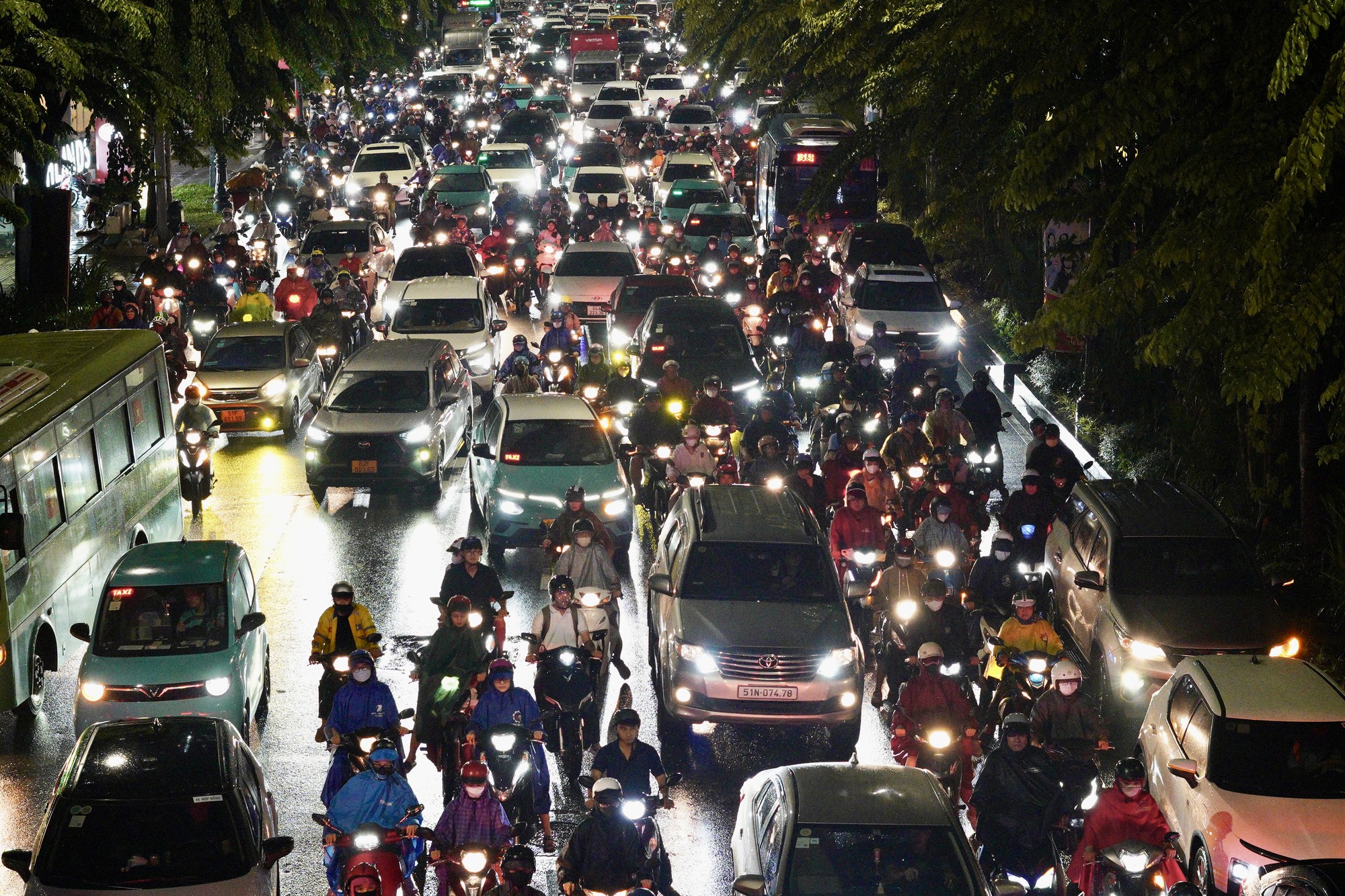 21h nhưng nhiều người tan làm từ chiều vẫn chưa thể về nhà: Các tuyến đường ùn tắc nghiêm trọng trong mưa lớn - Ảnh 6.