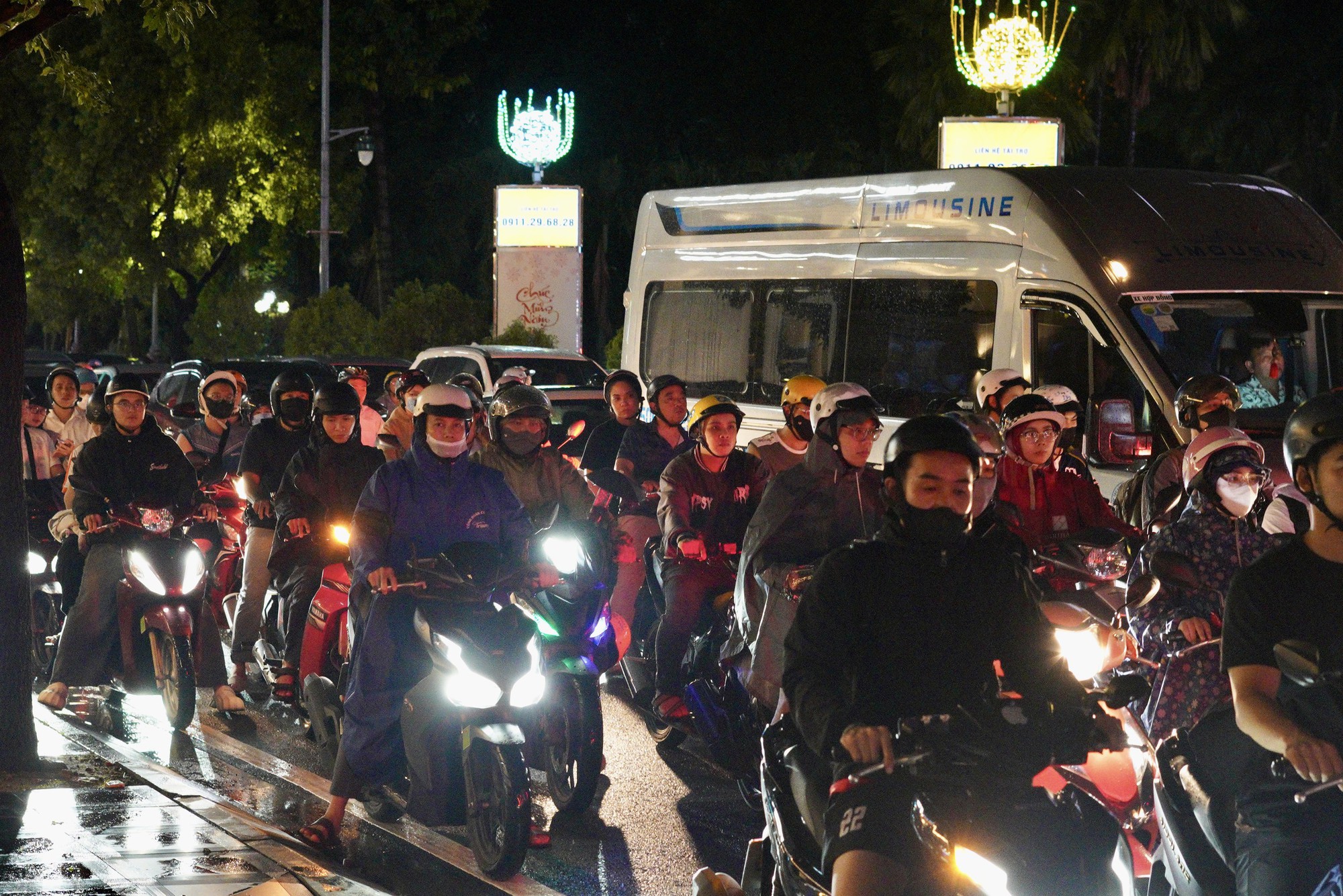 21h nhưng nhiều người tan làm từ chiều vẫn chưa thể về nhà: Các tuyến đường ùn tắc nghiêm trọng trong mưa lớn - Ảnh 12.