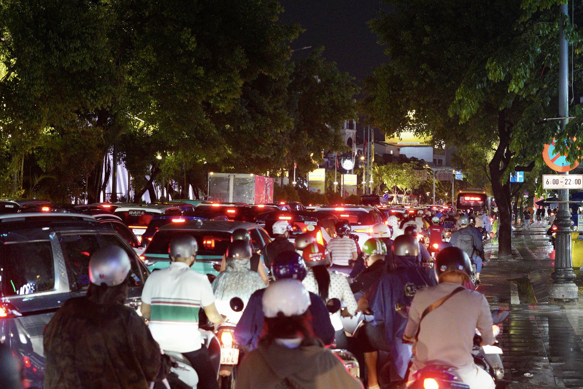 21h nhưng nhiều người tan làm từ chiều vẫn chưa thể về nhà: Các tuyến đường ùn tắc nghiêm trọng trong mưa lớn - Ảnh 14.