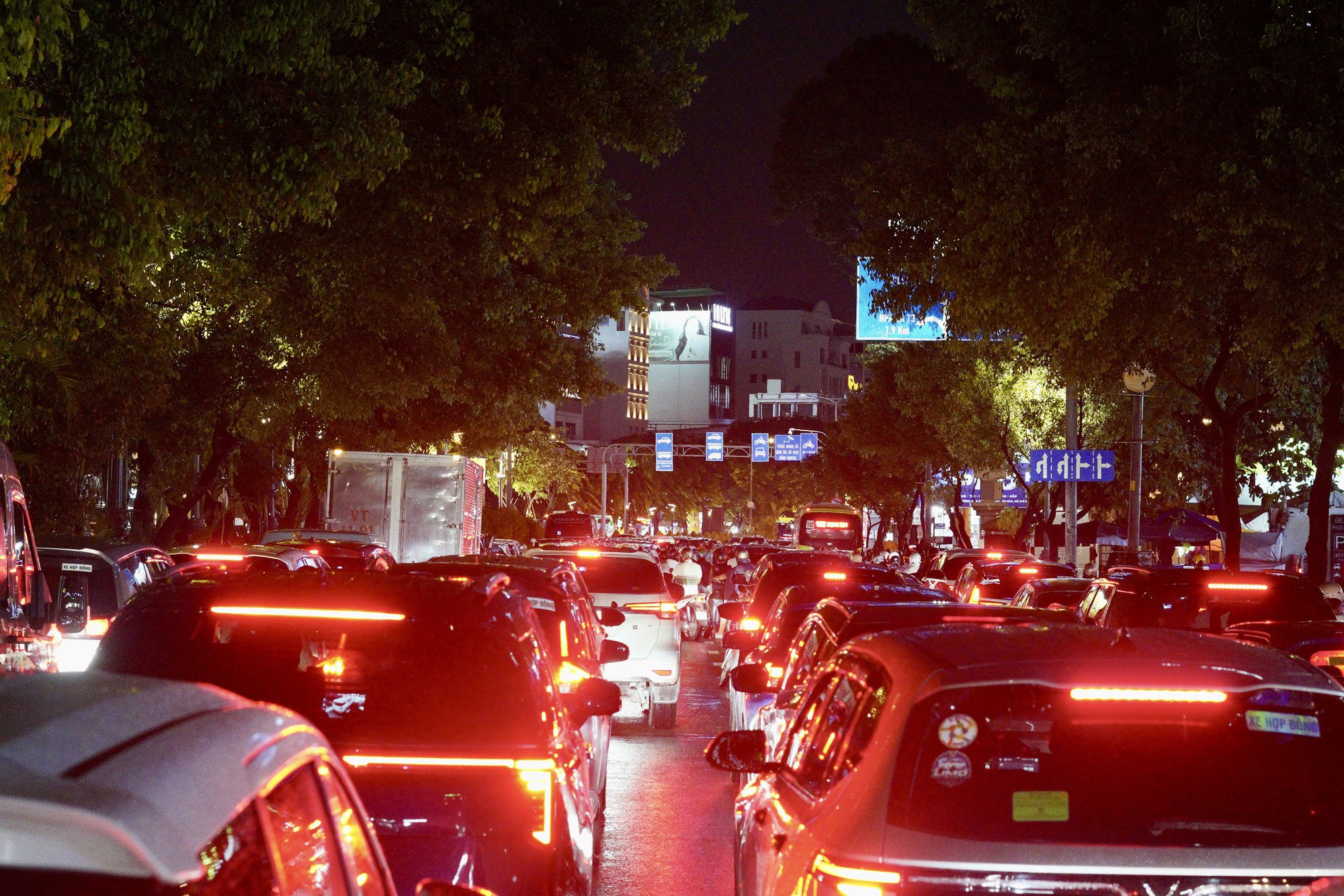 21h nhưng nhiều người tan làm từ chiều vẫn chưa thể về nhà: Các tuyến đường ùn tắc nghiêm trọng trong mưa lớn - Ảnh 15.