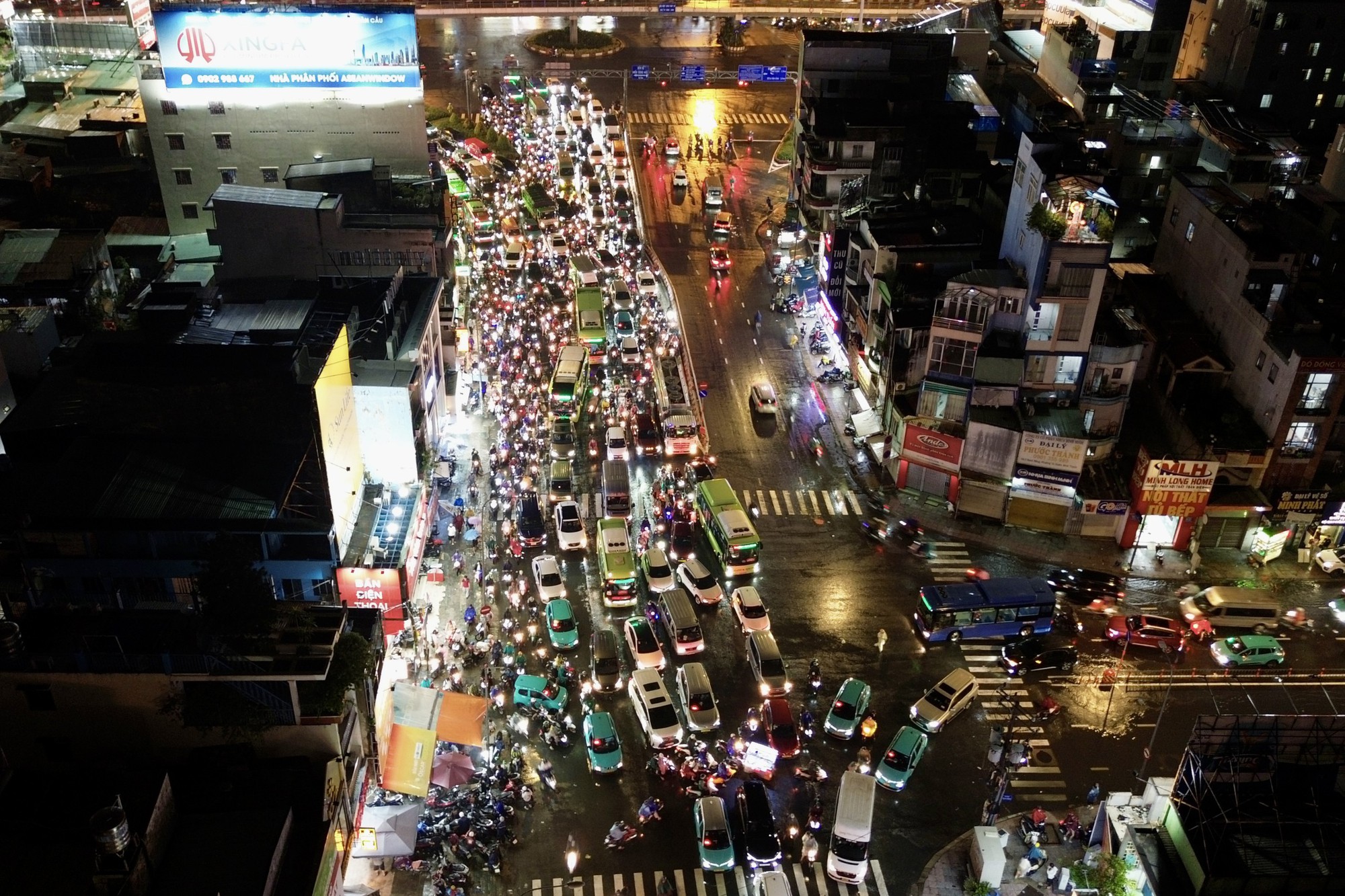 21h nhưng nhiều người tan làm từ chiều vẫn chưa thể về nhà: Các tuyến đường ùn tắc nghiêm trọng trong mưa lớn - Ảnh 18.