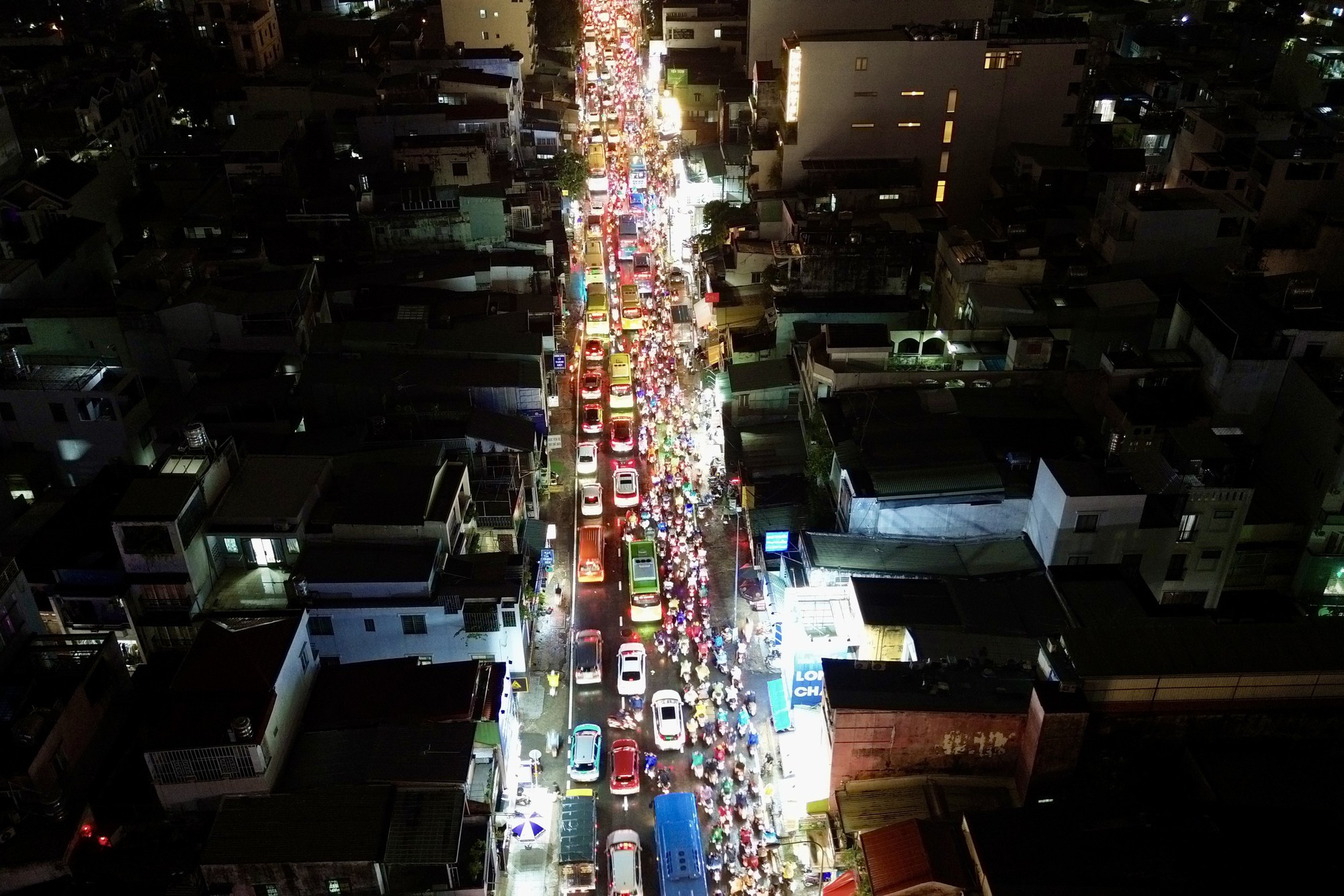21h nhưng nhiều người tan làm từ chiều vẫn chưa thể về nhà: Các tuyến đường ùn tắc nghiêm trọng trong mưa lớn - Ảnh 19.