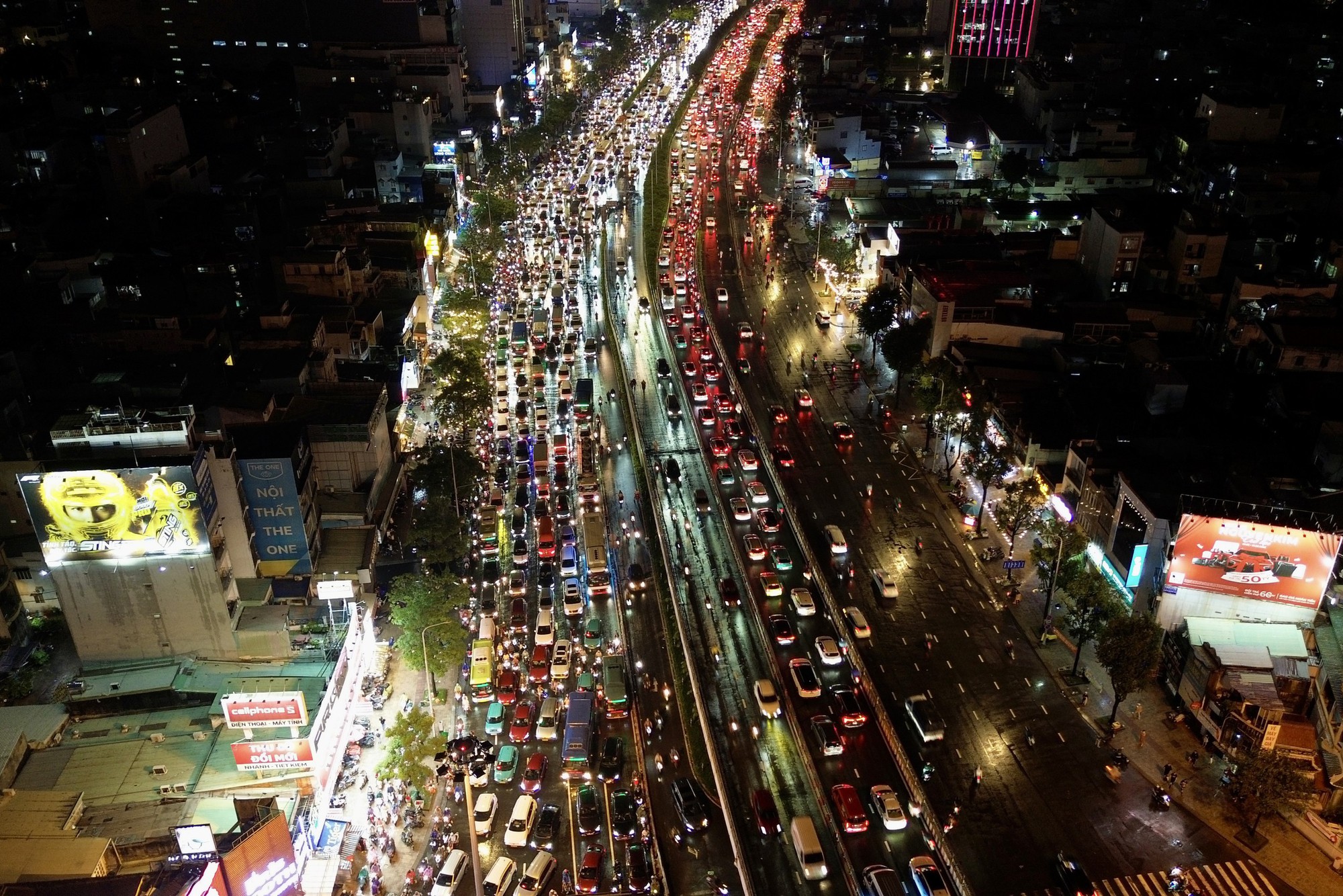 21h nhưng nhiều người tan làm từ chiều vẫn chưa thể về nhà: Các tuyến đường ùn tắc nghiêm trọng trong mưa lớn - Ảnh 22.