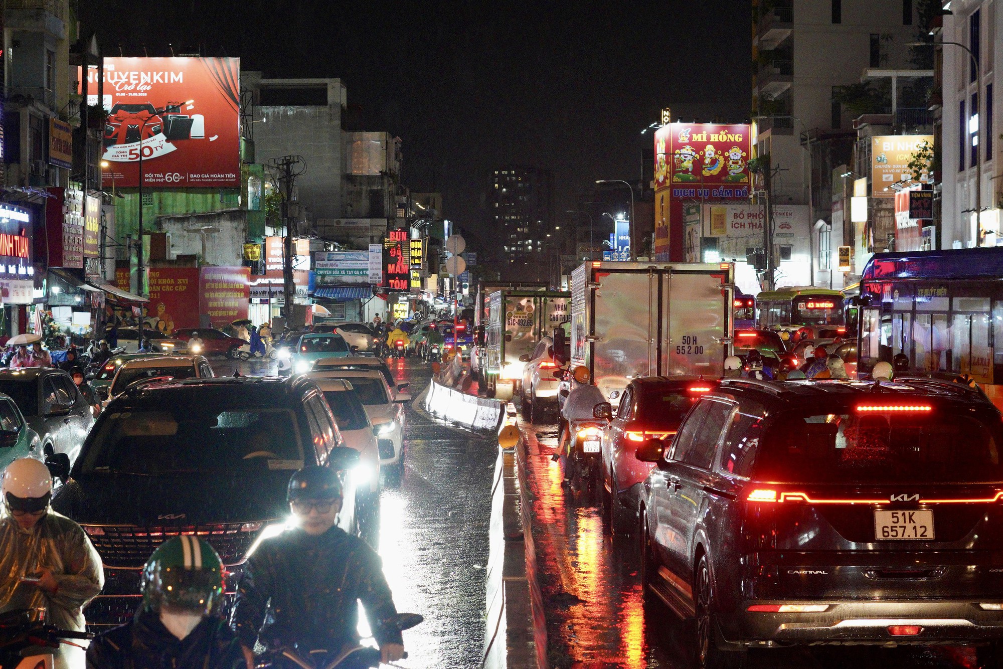 21h nhưng nhiều người tan làm từ chiều vẫn chưa thể về nhà: Các tuyến đường ùn tắc nghiêm trọng trong mưa lớn - Ảnh 24.