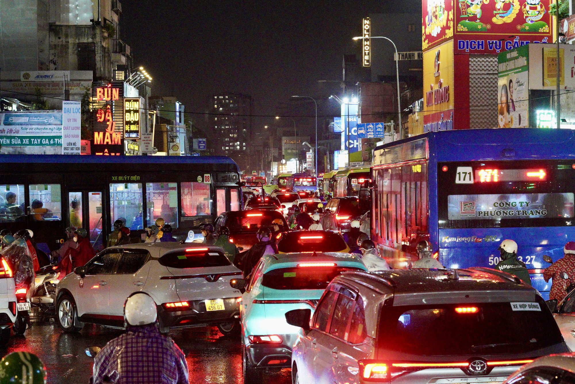 21h nhưng nhiều người tan làm từ chiều vẫn chưa thể về nhà: Các tuyến đường ùn tắc nghiêm trọng trong mưa lớn - Ảnh 26.