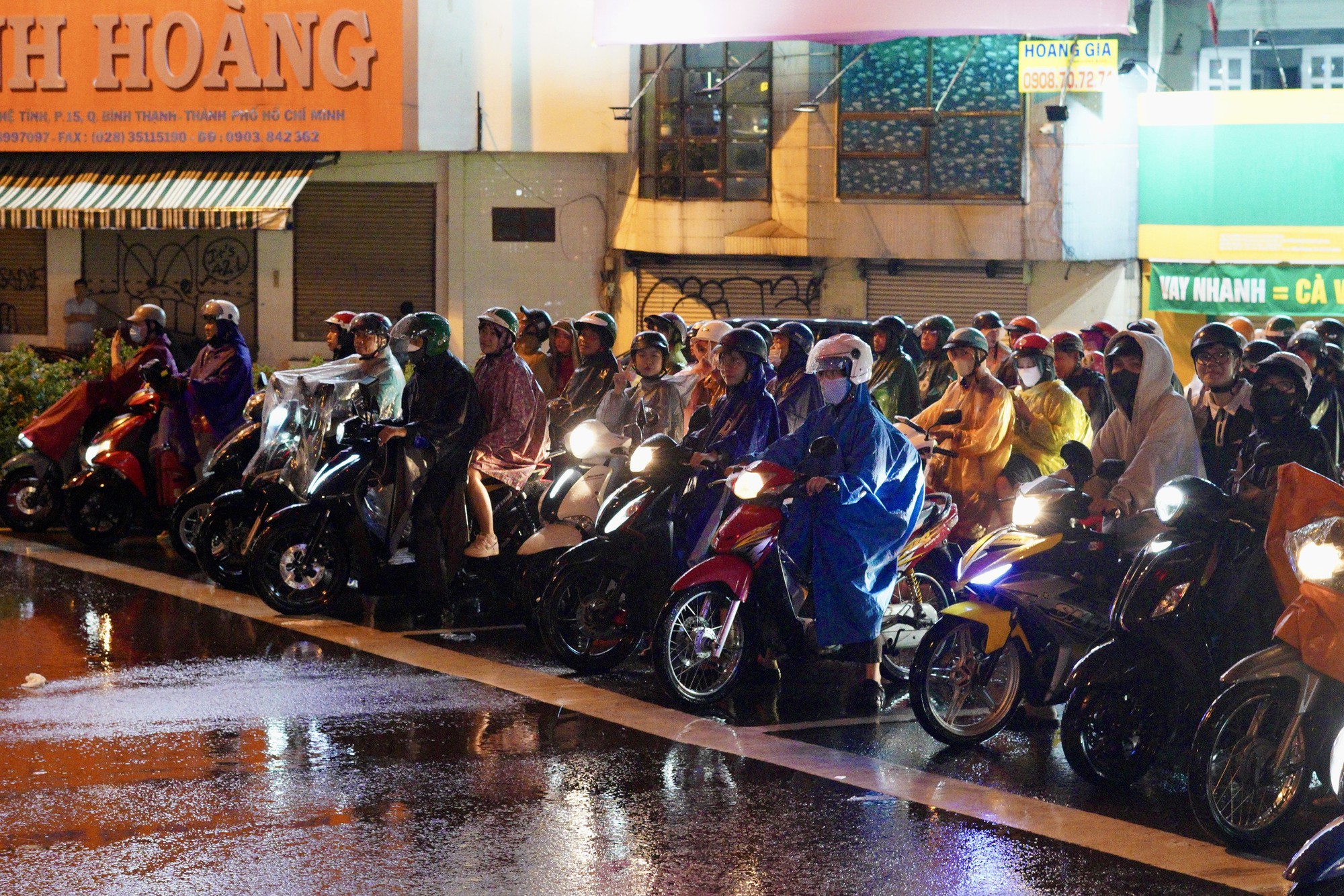 21h nhưng nhiều người tan làm từ chiều vẫn chưa thể về nhà: Các tuyến đường ùn tắc nghiêm trọng trong mưa lớn - Ảnh 27.
