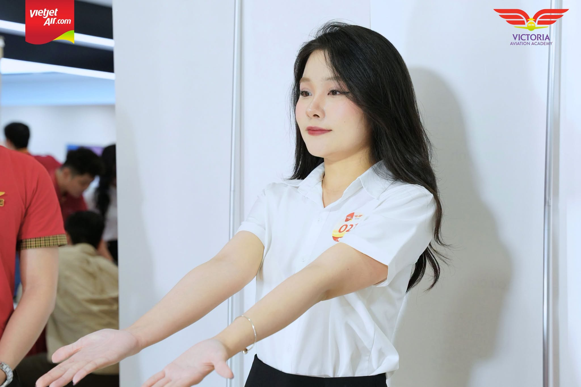 Đúng 2 ngày nữa, tỷ phú Nguyễn Thị Phương Thảo tuyển thêm 300 người mới về làm việc, yêu cầu cận không quá 3 độ, không niềng răng, thu nhập tới 30 triệu đồng/tháng - Ảnh 5.