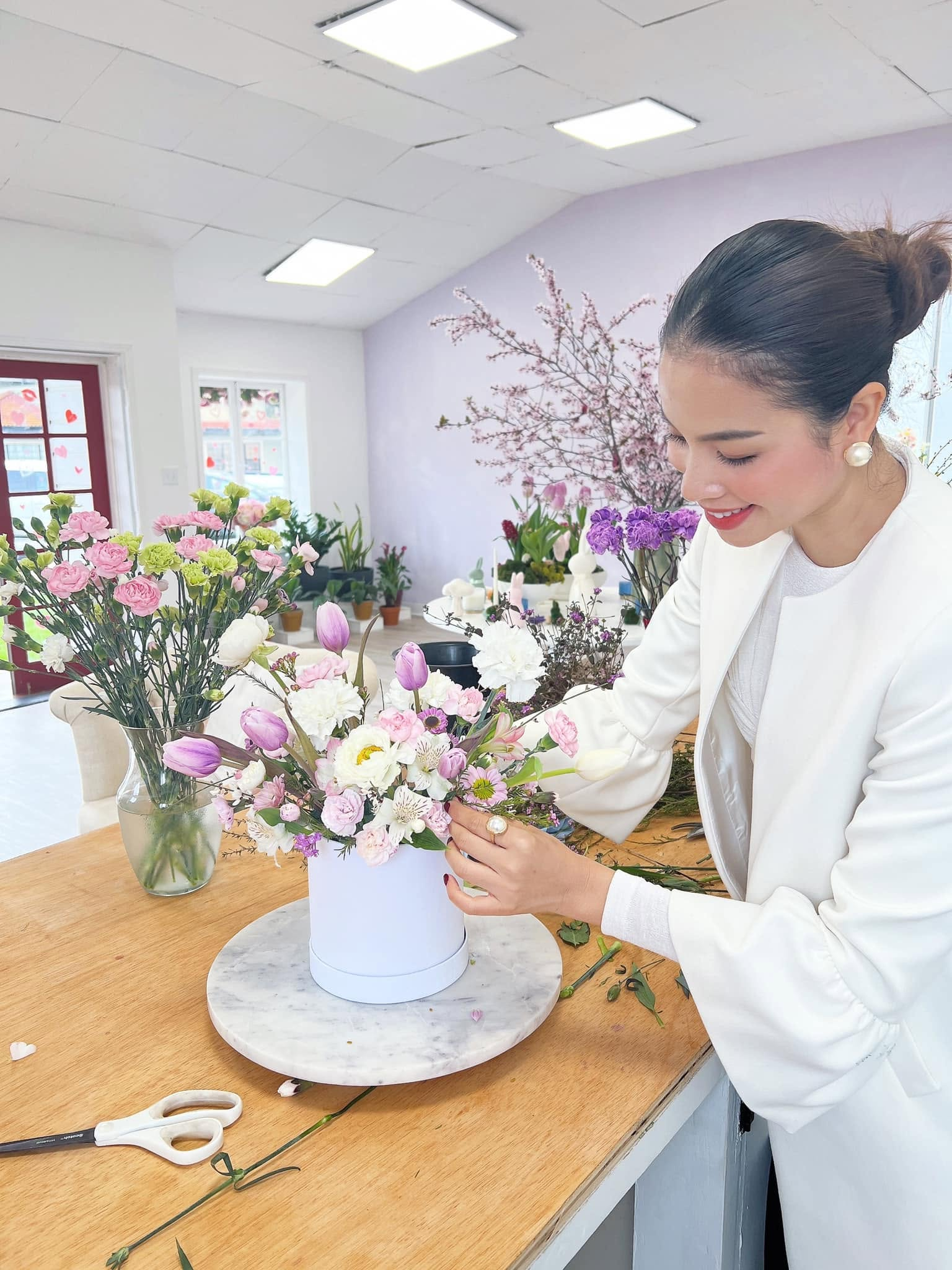 Nữ giảng viên quê Hải Phòng từng nổi đình đám showbiz từ năm 24 tuổi, hiện bán hoa, làm trang trí đám cưới ở Mỹ, sống trong biệt thự 2 tầng - Ảnh 4.