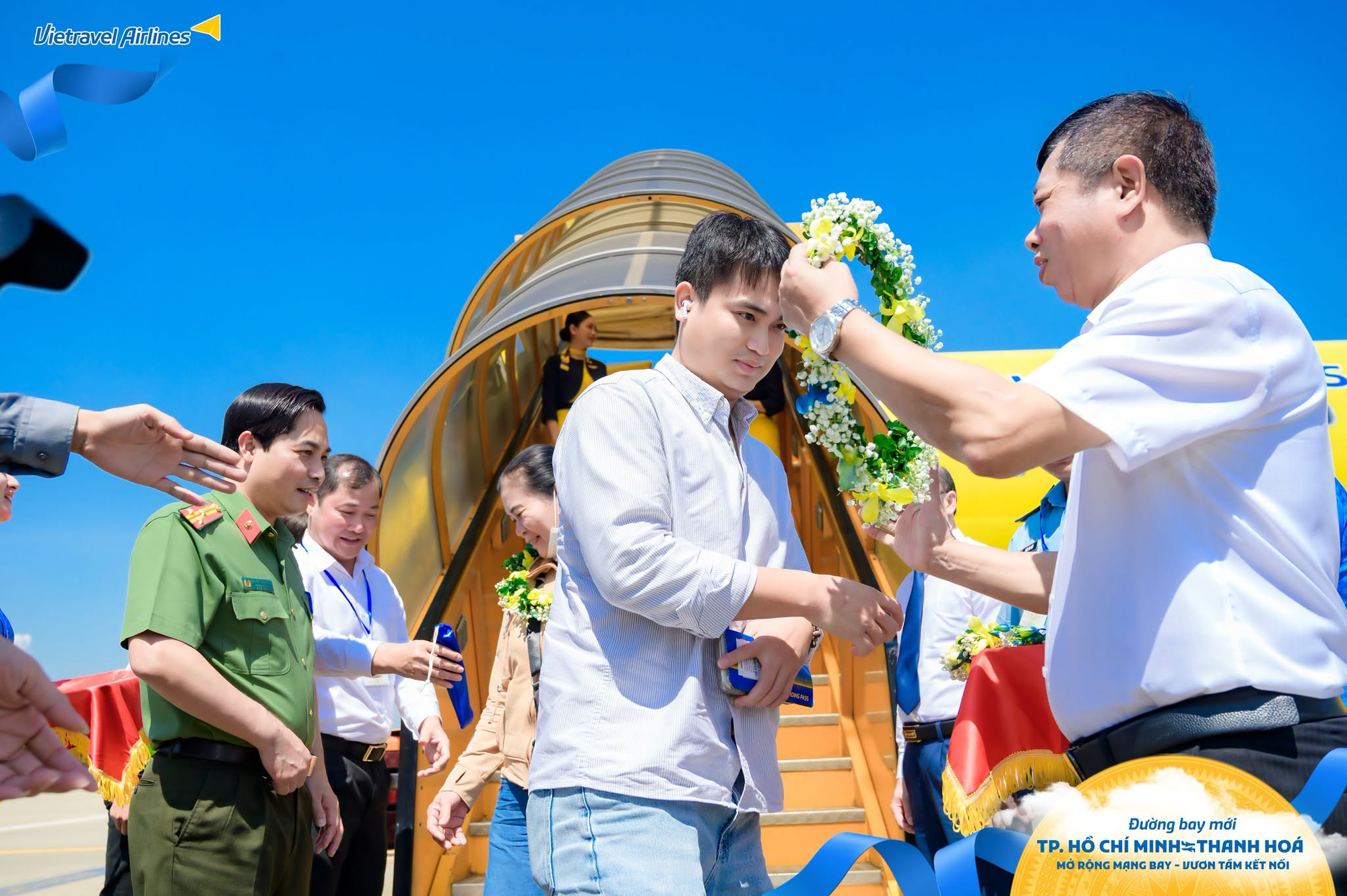 Đúng sáng 1/10, chiếc Airbus đặc biệt chở hơn 100 hành khách hạ cánh sân bay Thanh Hóa, Giám đốc cảng hàng không trực tiếp có mặt - Ảnh 2.