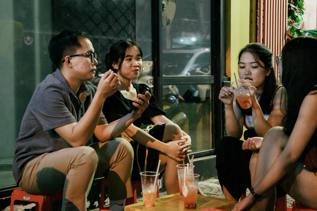 Lời khuyên tài chính cho người định cắt giảm chi tiêu cà phê, trà chiều -
Ảnh 1.