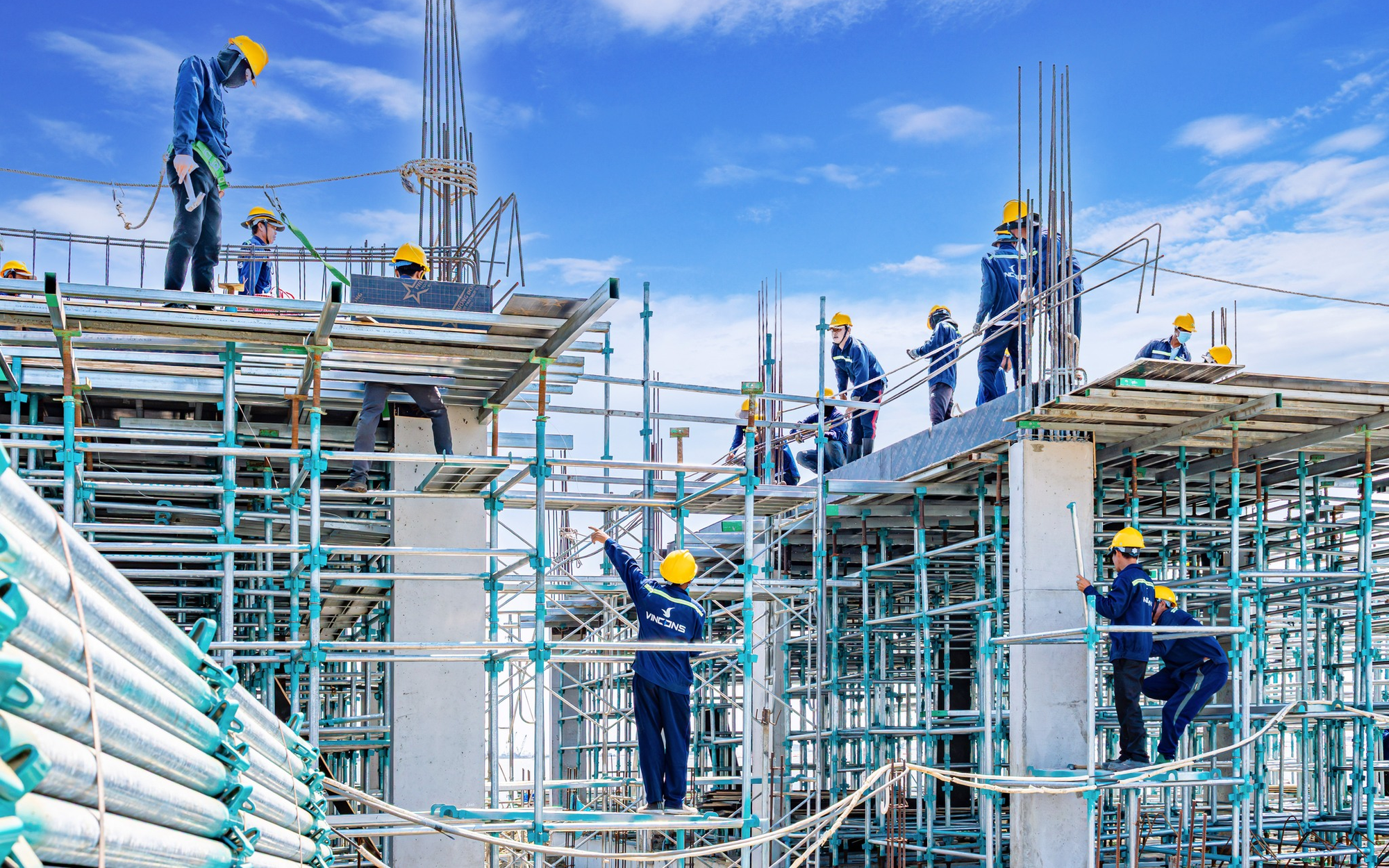 “Cơn lốc” tuyển dụng chưa từng có từ tỷ phú Phạm Nhật Vượng: Thợ xây, sơn, ốp lát...lương tới 41 triệu, đã có 120.000 công nhân vẫn tuyển thêm 80.000 người nữa